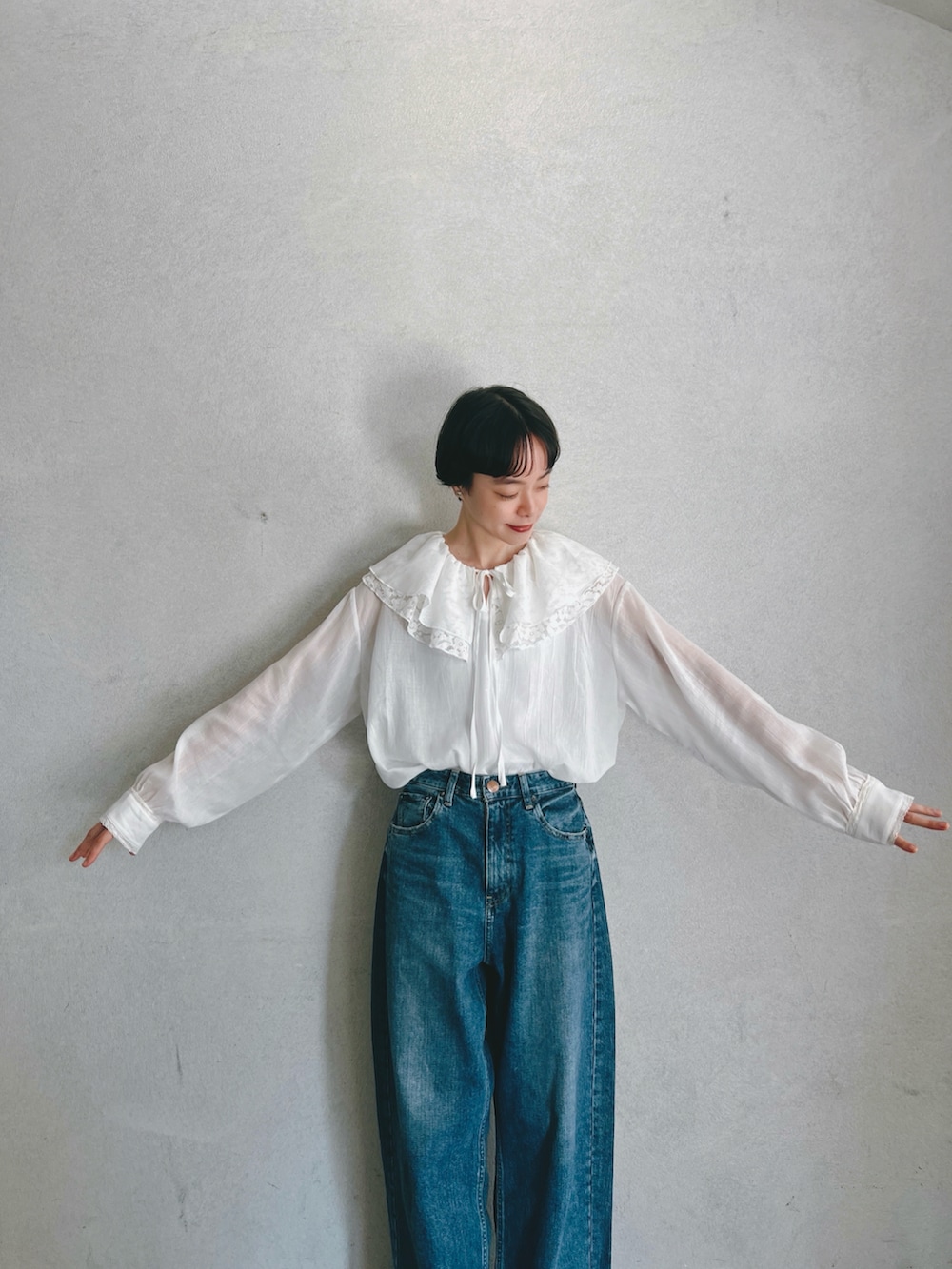 ホワイト系のシャツ/ブラウスを着用したレディースの秋コーディネートの2枚目の写真