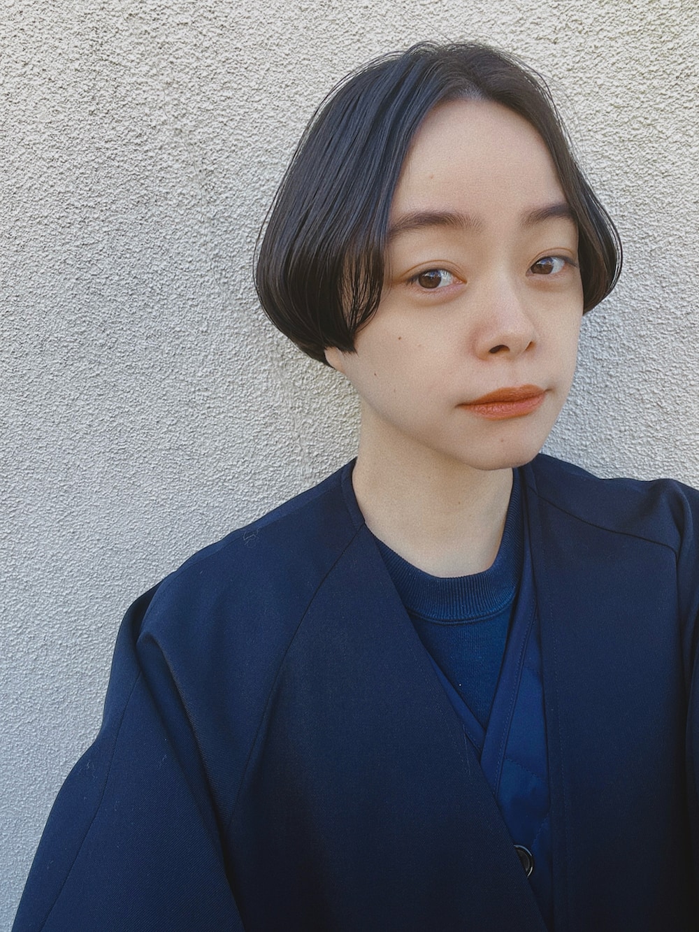 ブルー系のジャケット/アウター、ブルー系のスウェット、ブラック系のシューズを着用したレディースの冬コーディネートの2枚目の写真