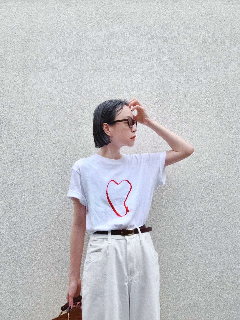 ホワイト系のデニムパンツ、ブラウン系のサンダル、ブラウン系のサングラスを着用したレディースの夏コーディネートの3枚目の写真