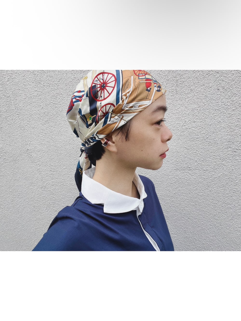 ブルー系のトップス、ブルー系のデニムパンツ、ブラック系のパンプスを着用したレディースの秋コーディネートの3枚目の写真