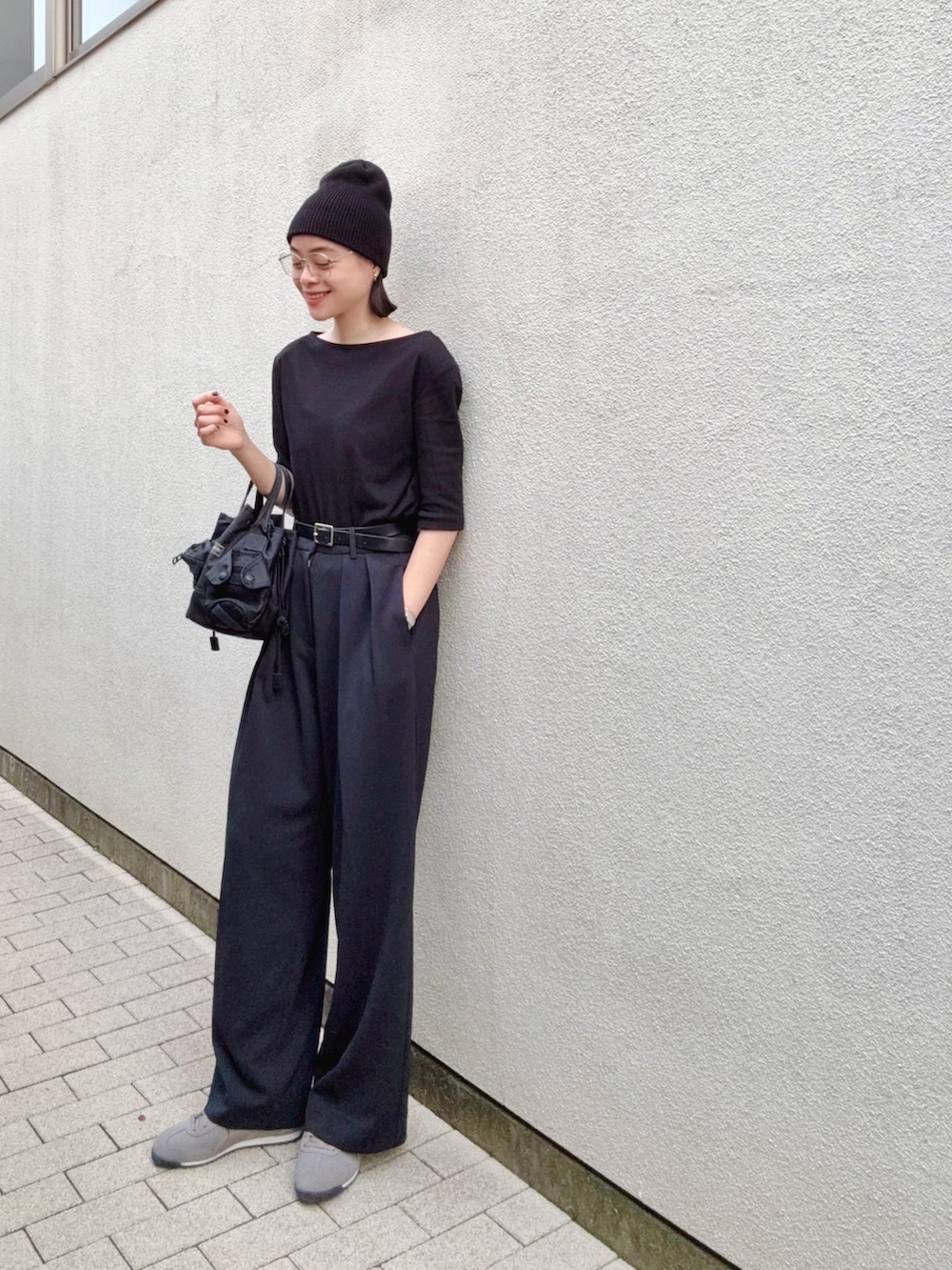 ブラック系のTシャツ/カットソー、ブラック系のバッグ、ブラック系のその他パンツを着用したレディースの秋コーディネートの2枚目の写真