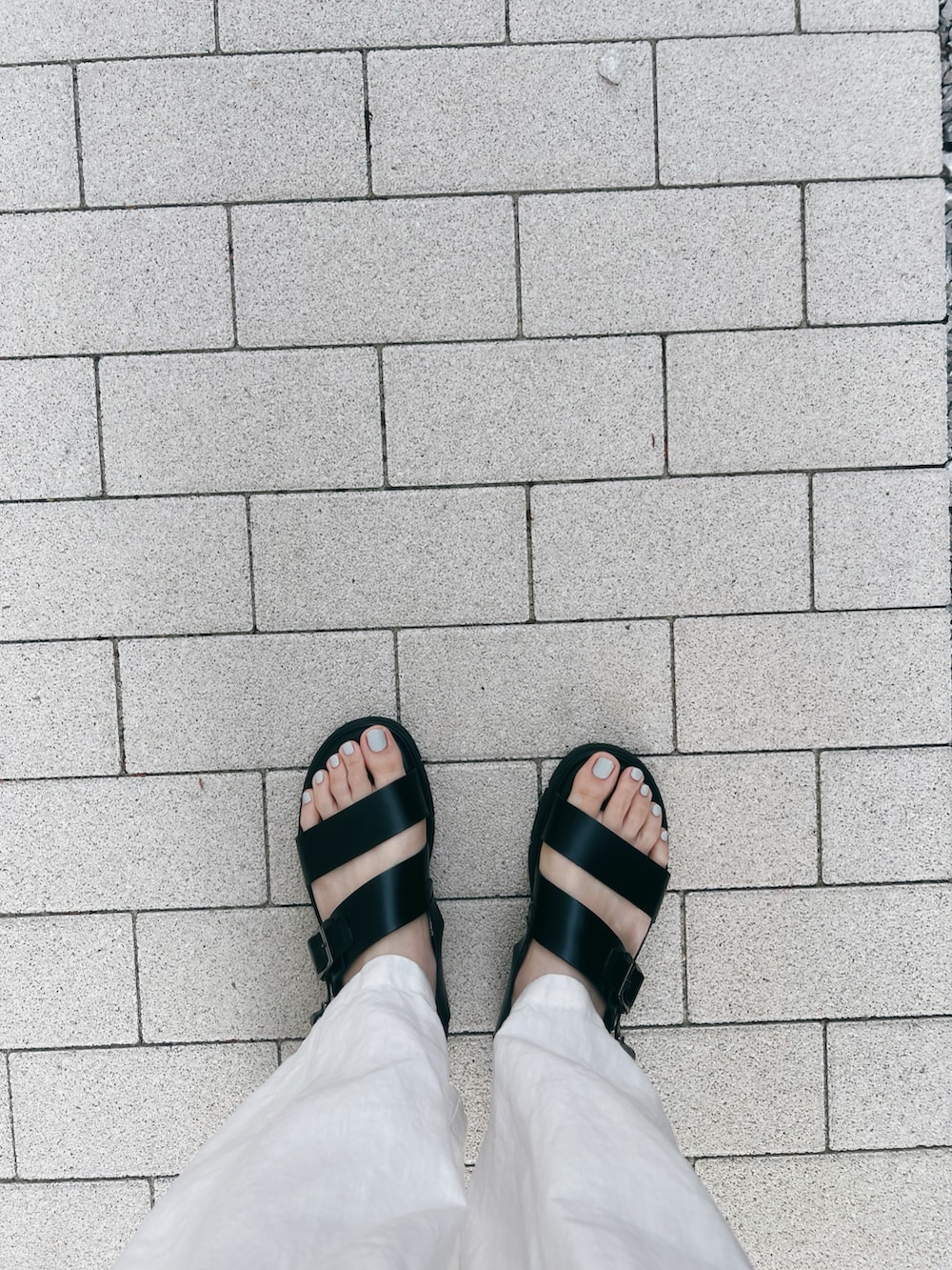 その他のTシャツ/カットソー、ホワイト系のその他パンツ、ブラック系のサンダルを着用したレディースの春コーディネートの3枚目の写真