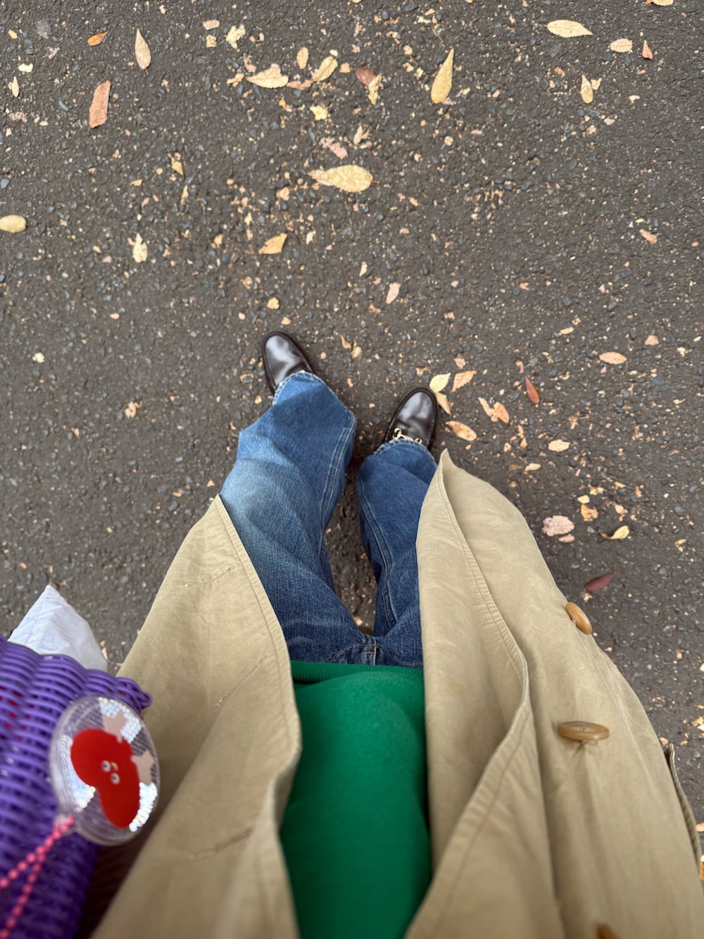 グリーン系のスウェット、ホワイト系のシャツ/ブラウス、ブルー系のデニムパンツを着用したレディースの冬コーディネートの4枚目の写真