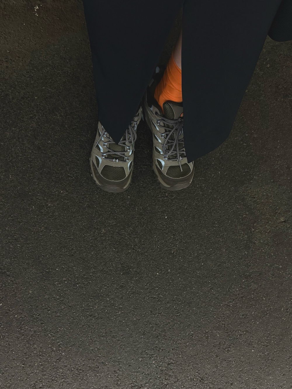 ブラック系のドレス、ブラウン系のその他アウター、ブラック系のバッグを着用したレディースの春コーディネートの3枚目の写真