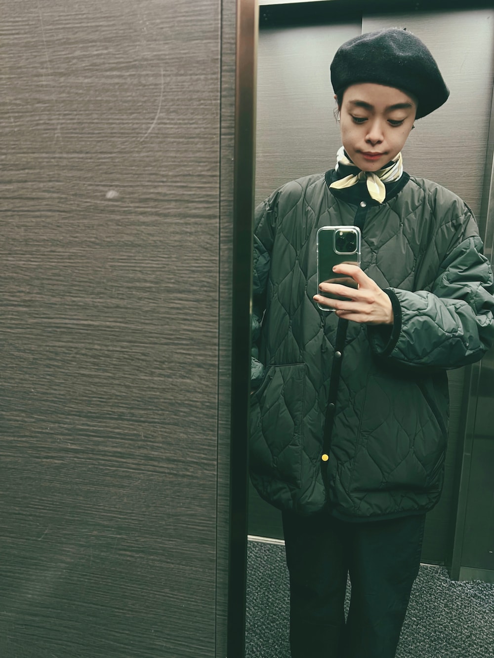 ブラック系のその他アウター、ブラック系のパンツ、ベージュ系のバンダナ/スカーフを着用したレディースの冬コーディネートの2枚目の写真