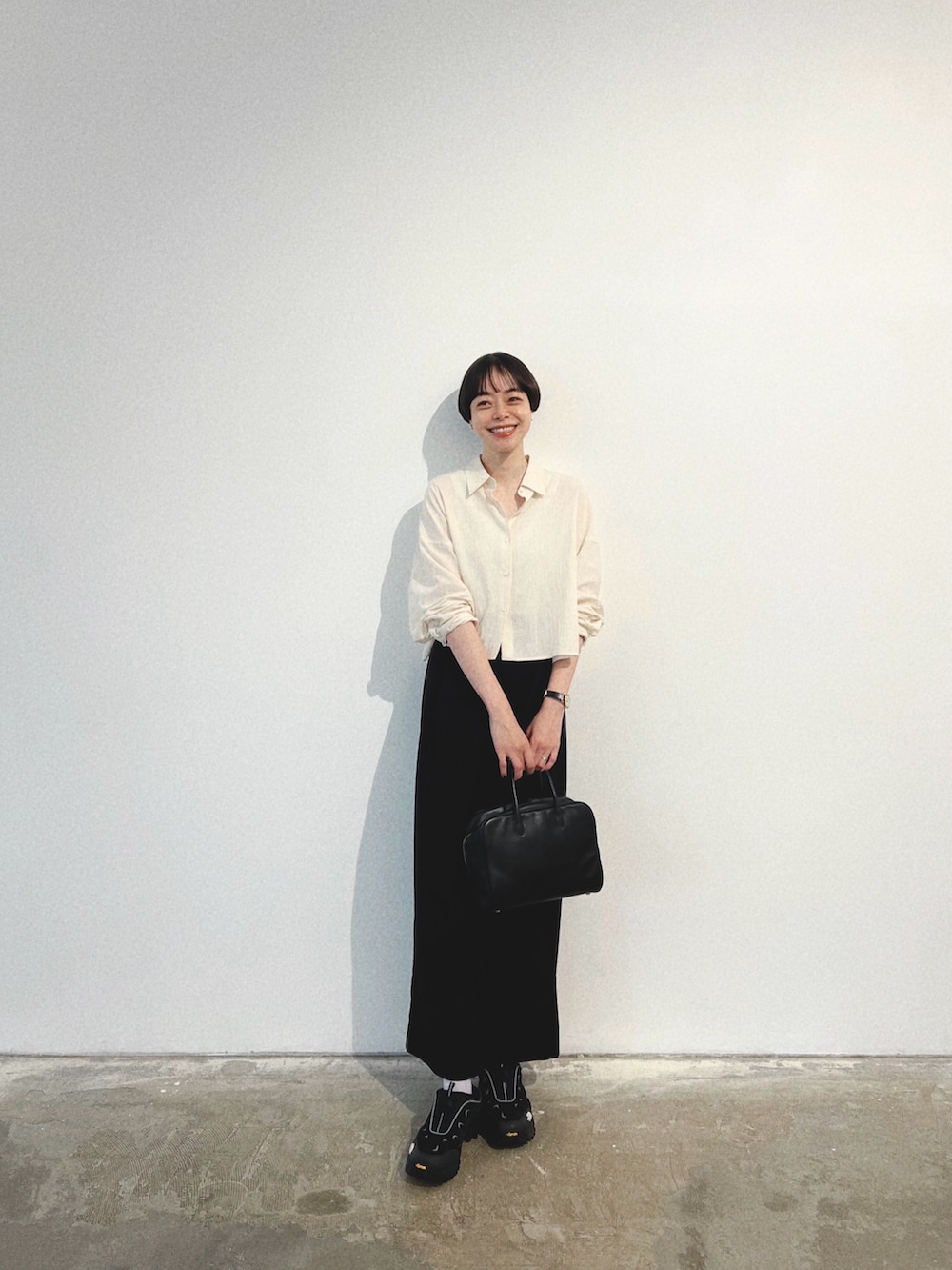 ベージュ系のシャツ/ブラウス、ブラック系のバッグ、ブラック系のシューズを着用したレディースの夏コーディネートの3枚目の写真