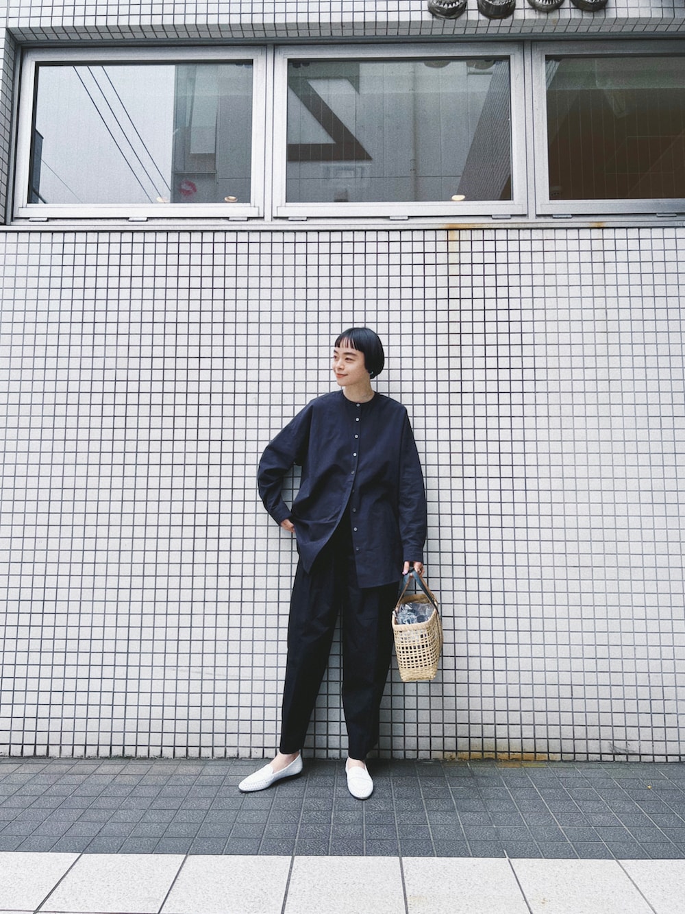 ブラック系のシャツ/ブラウス、ブラック系のその他パンツ、ホワイト系のローファーを着用したレディースの春コーディネートの3枚目の写真