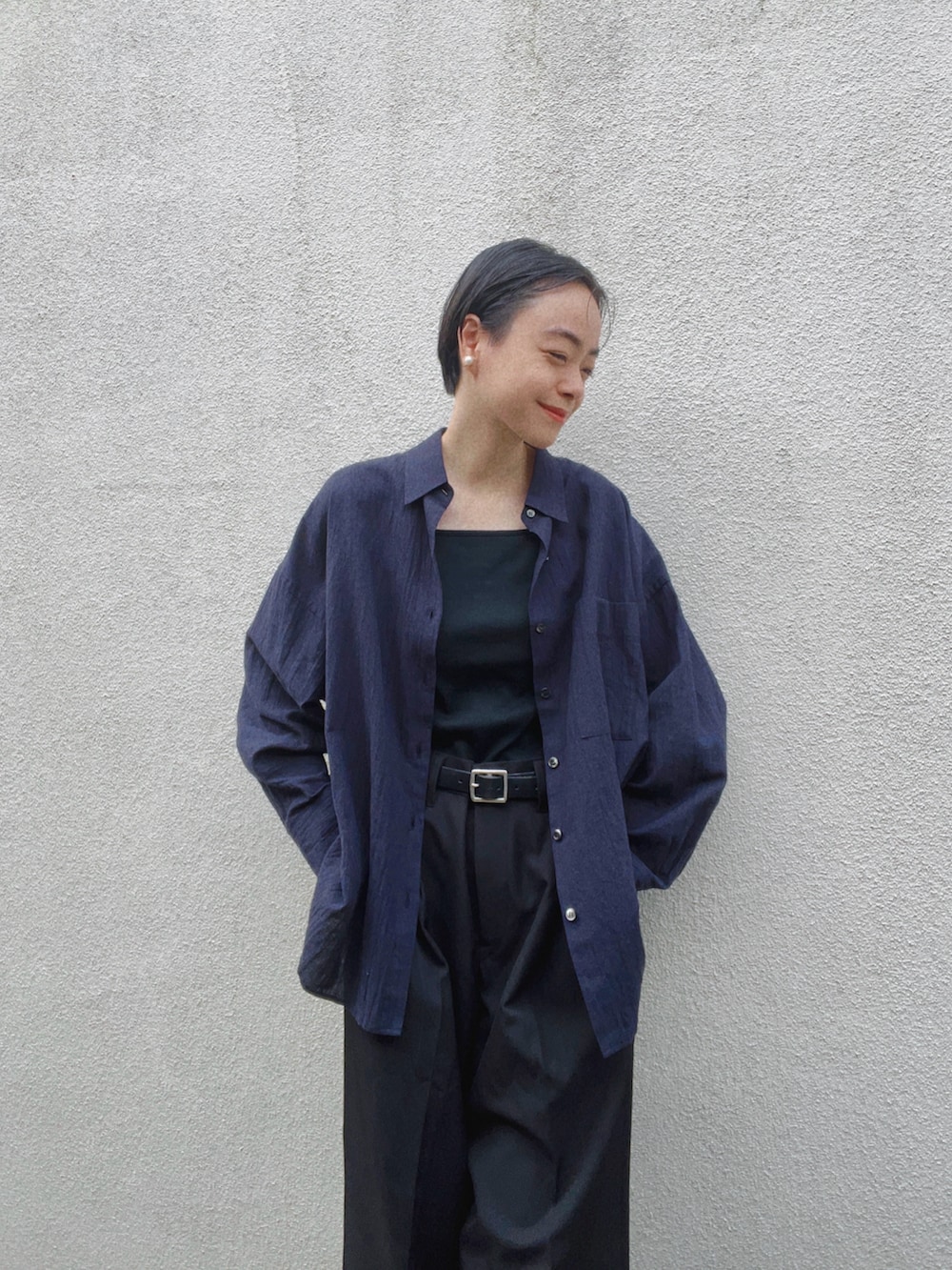 ブラック系のサンダル、ブラック系のスラックス、ブラック系のキャミソールを着用したレディースの夏コーディネートの2枚目の写真