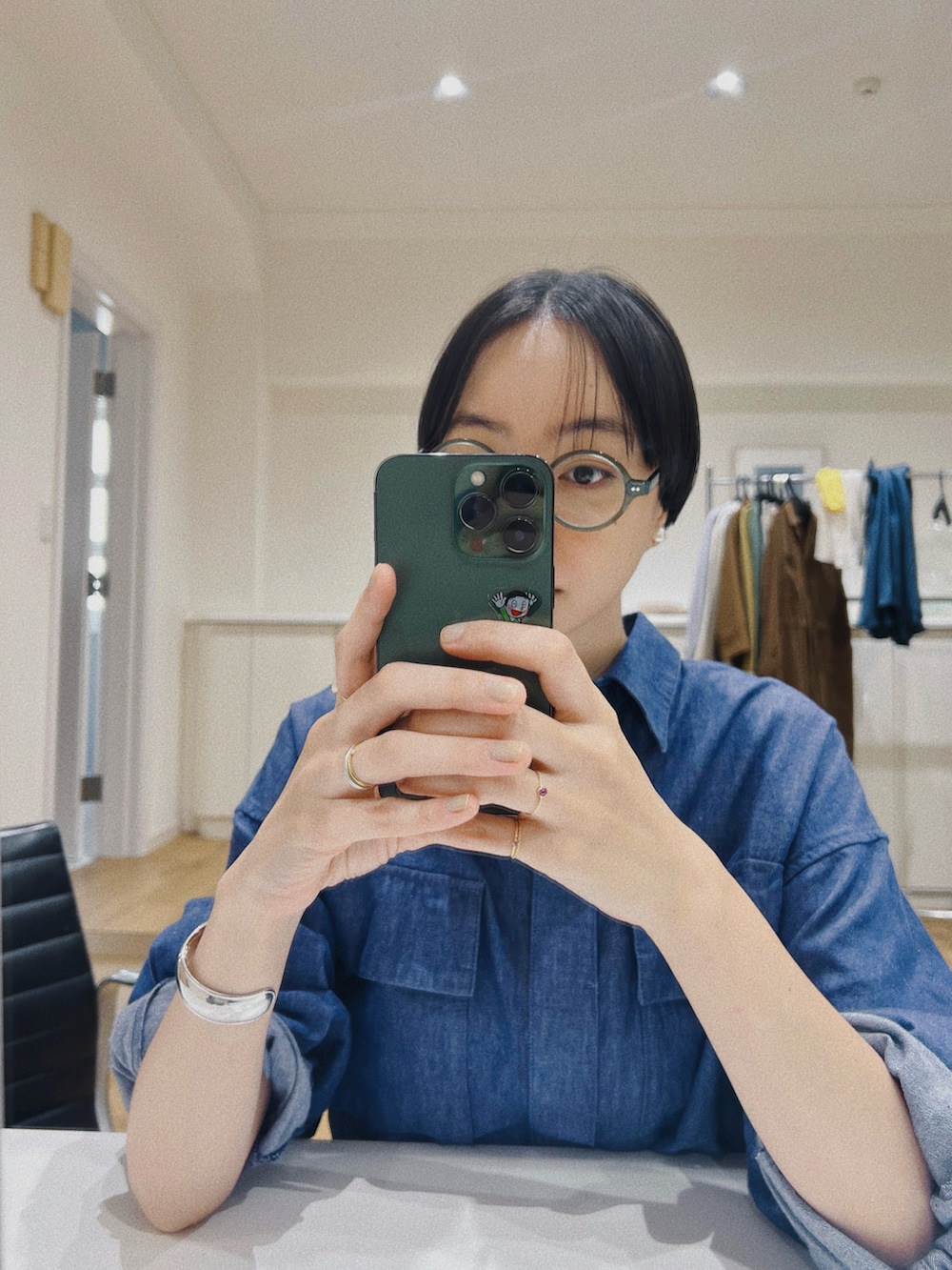 ブルー系のつなぎ/オールインワン、ブラック系のローファー、ブルー系のソックス/靴下を着用したレディースの秋コーディネートの2枚目の写真