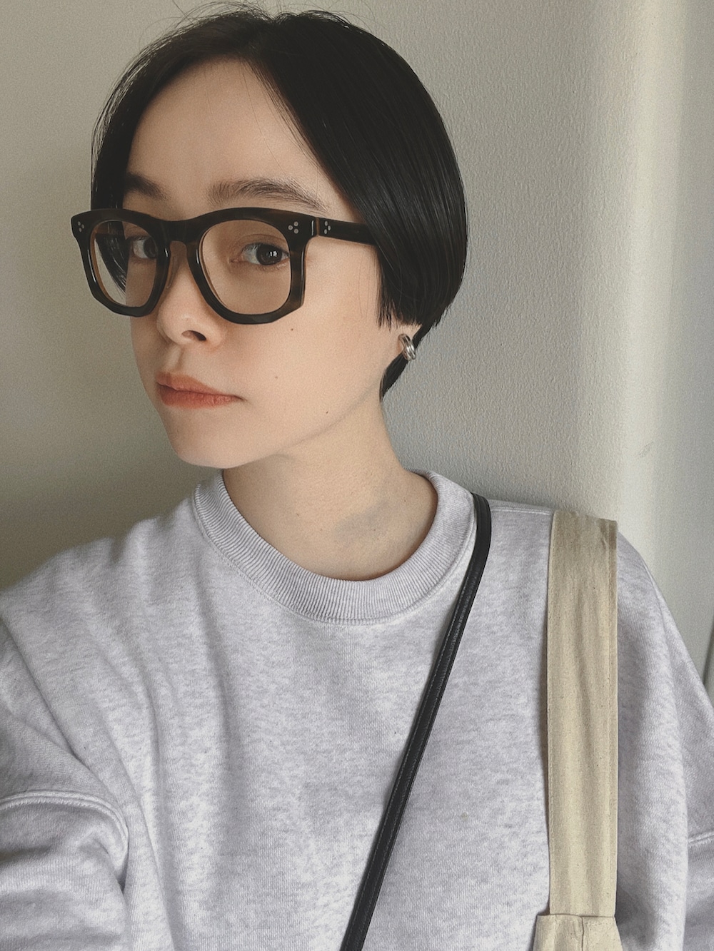 「秋服、オトナ女子、スウェット、カーゴパンツ、シンプル、シンプルコーデ、ベーシック/シンプル、ベーシック、秋のコーデ、カジュアル、メンズライク、ママコーデ」｜「FREAK'S STOREの限定展開 ワイドストレート カーゴパンツ（カーゴパンツ、グリーン系）」を使った、Kanocoさん（レディース・170cm）の秋コーディネートの2枚目の写真