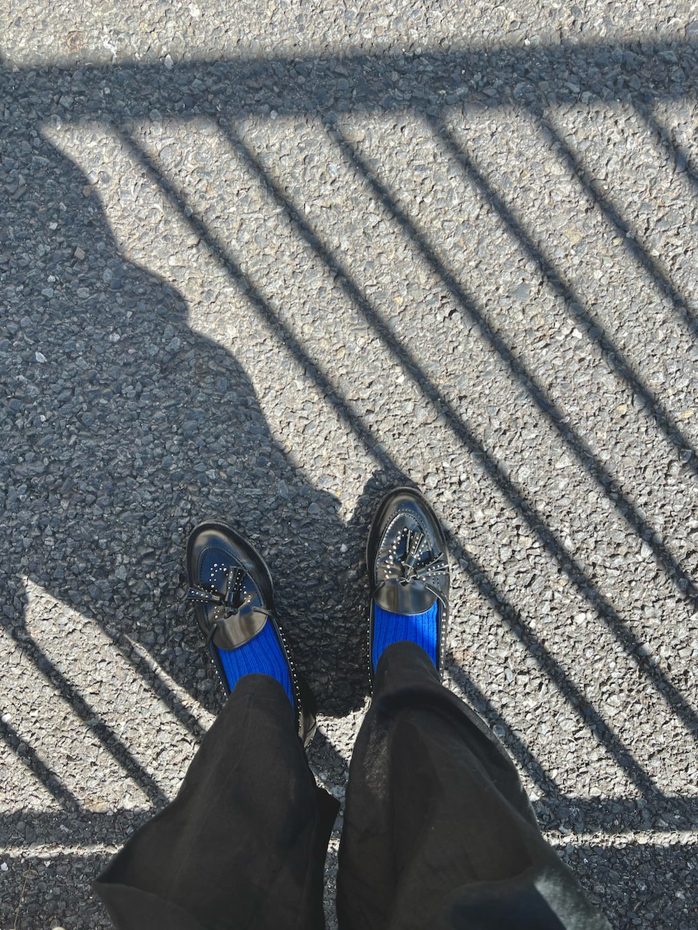 ブラック系のサロペット/オーバーオール、ブラック系のカーディガン/ボレロ、ブラック系のローファーを着用したレディースの春コーディネートの3枚目の写真