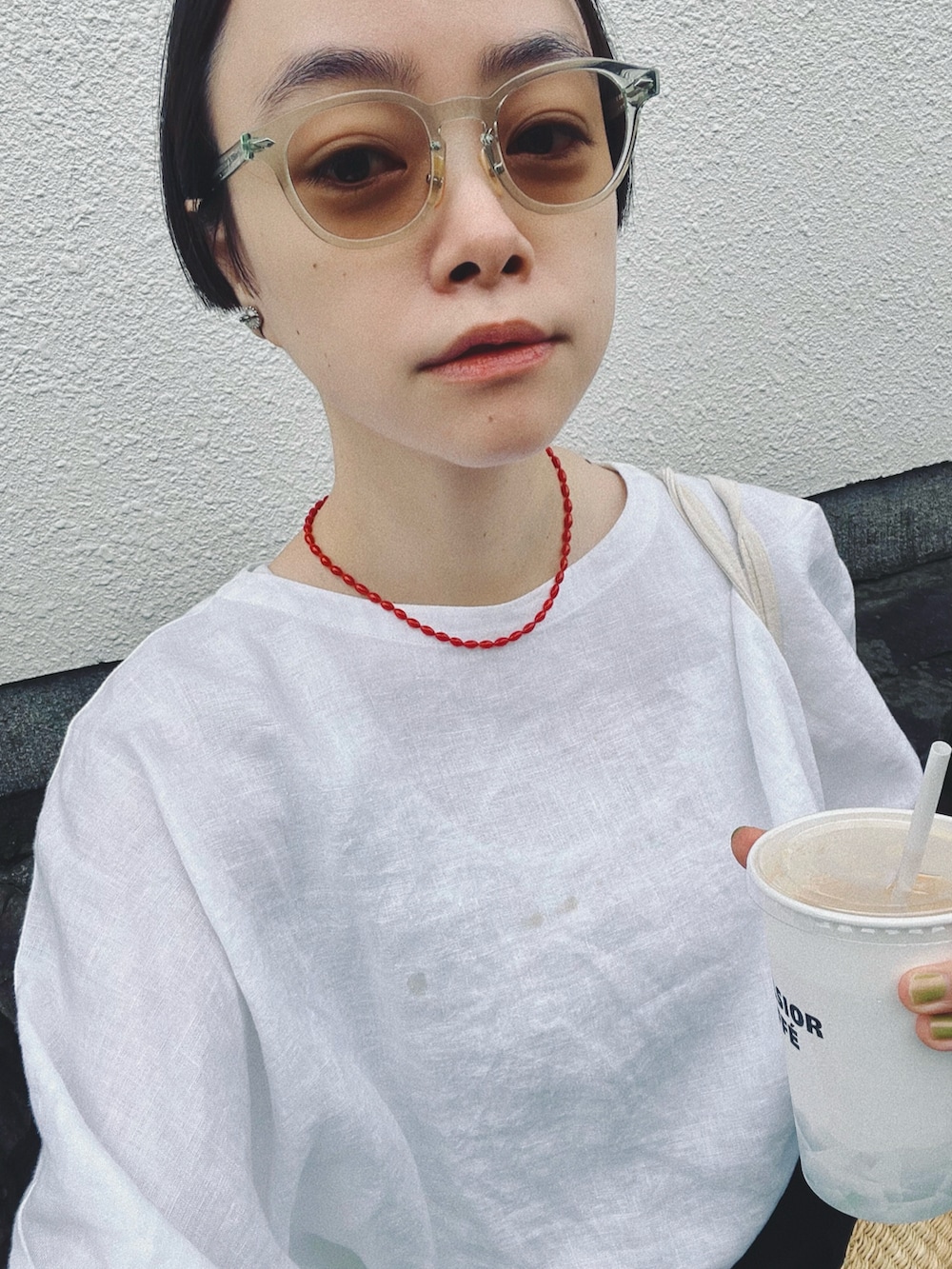 ホワイト系のその他パンツ、ホワイト系のシャツ/ブラウス、ブラック系のかごバッグを着用したレディースの夏コーディネートの3枚目の写真