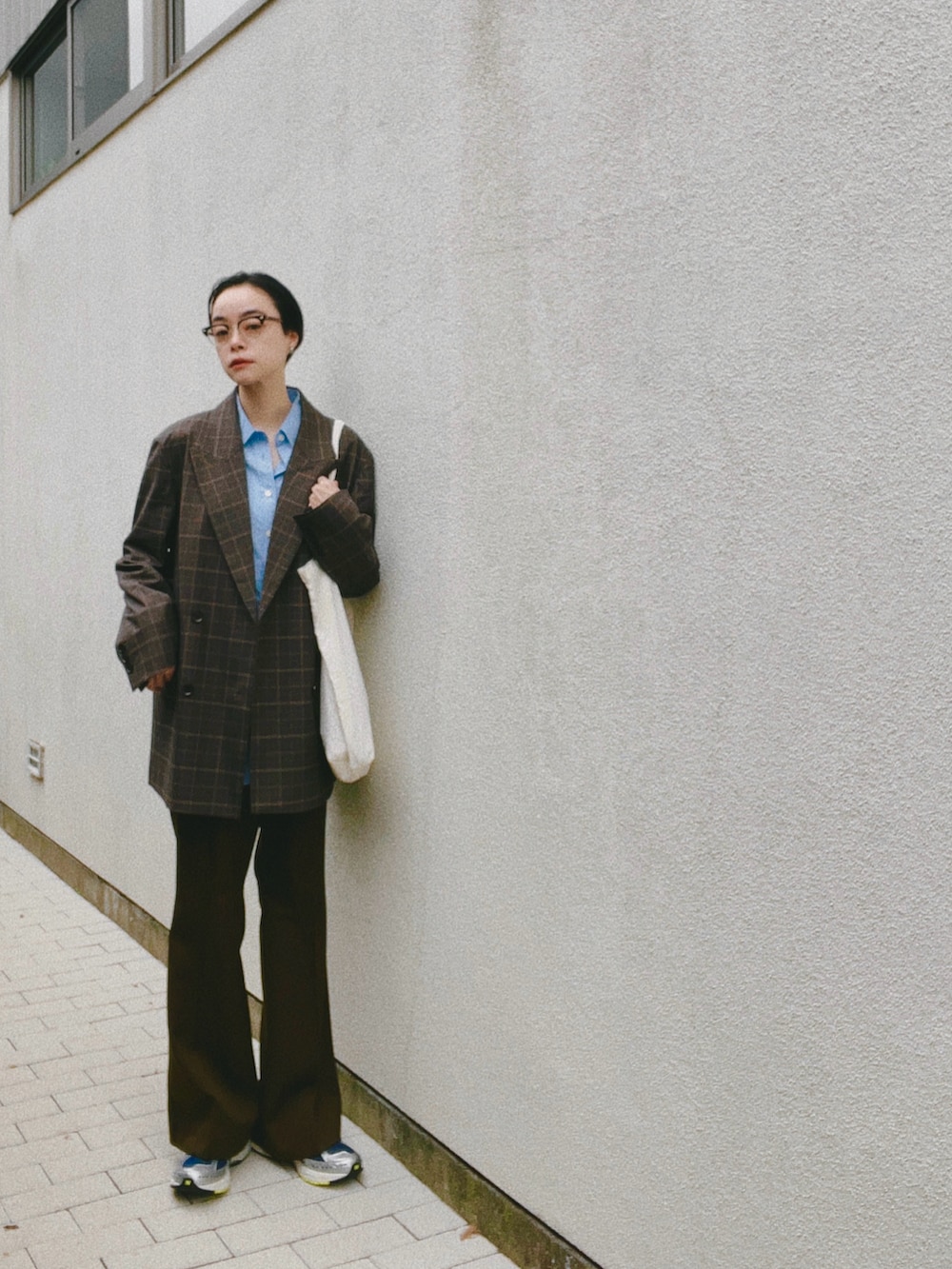 ブラウン系のテーラードジャケット、ブルー系のシャツ/ブラウス、ブラウン系のパンツを着用したレディースの秋コーディネートの2枚目の写真