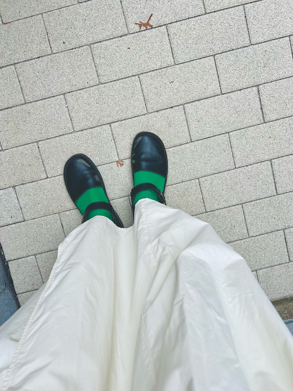 ホワイト系のワンピース、ブラック系のシューズ、ホワイト系のマタニティウェア/グッズを着用したレディースの春コーディネートの3枚目の写真