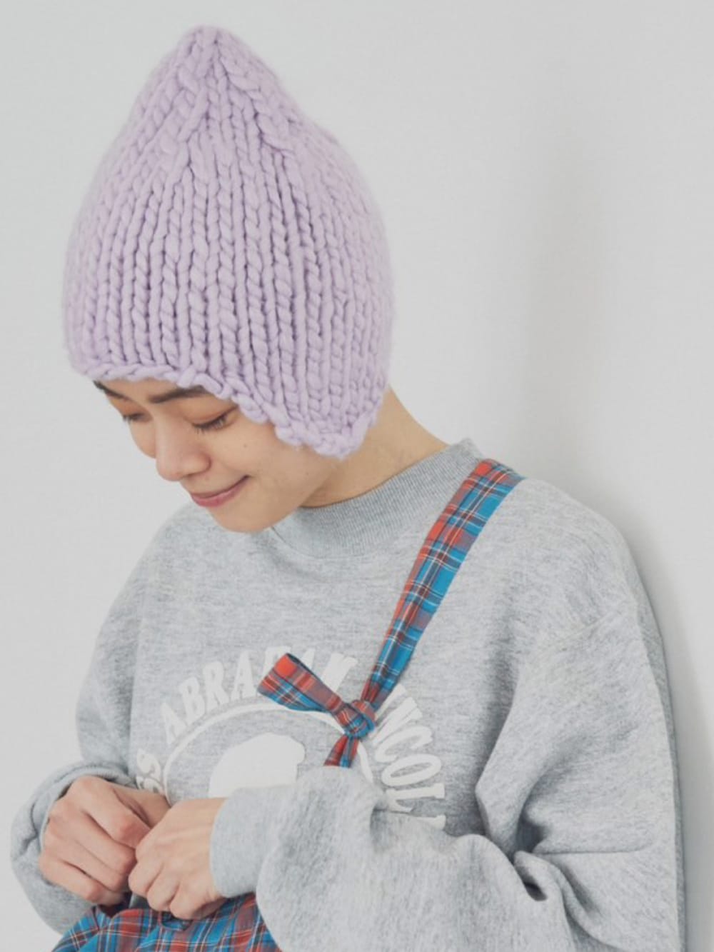 ホワイト系のスニーカー、その他のトートバッグ、パープル系のニットキャップ/ビーニーを着用したレディースの冬コーディネートの3枚目の写真