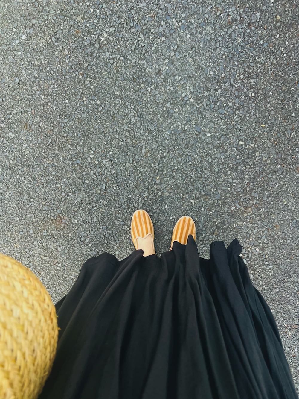 ブラック系のワンピース、ブラック系のタンクトップ、ベージュ系のシューズを着用したレディースの夏コーディネートの2枚目の写真