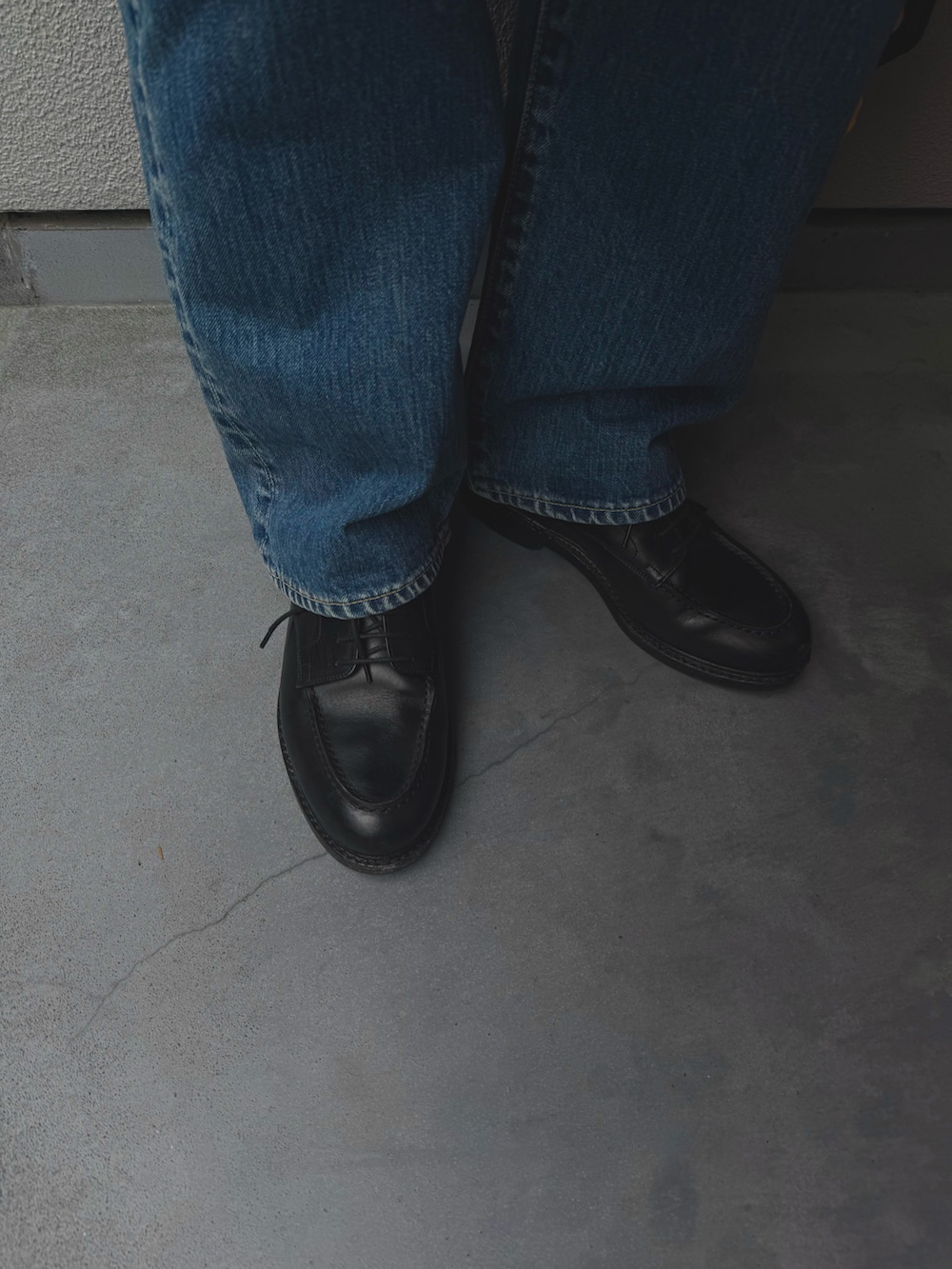 ブルー系のデニムパンツ、ブラック系のテーラードジャケット、ブルー系のシャツ/ブラウスを着用したレディースの春コーディネートの4枚目の写真