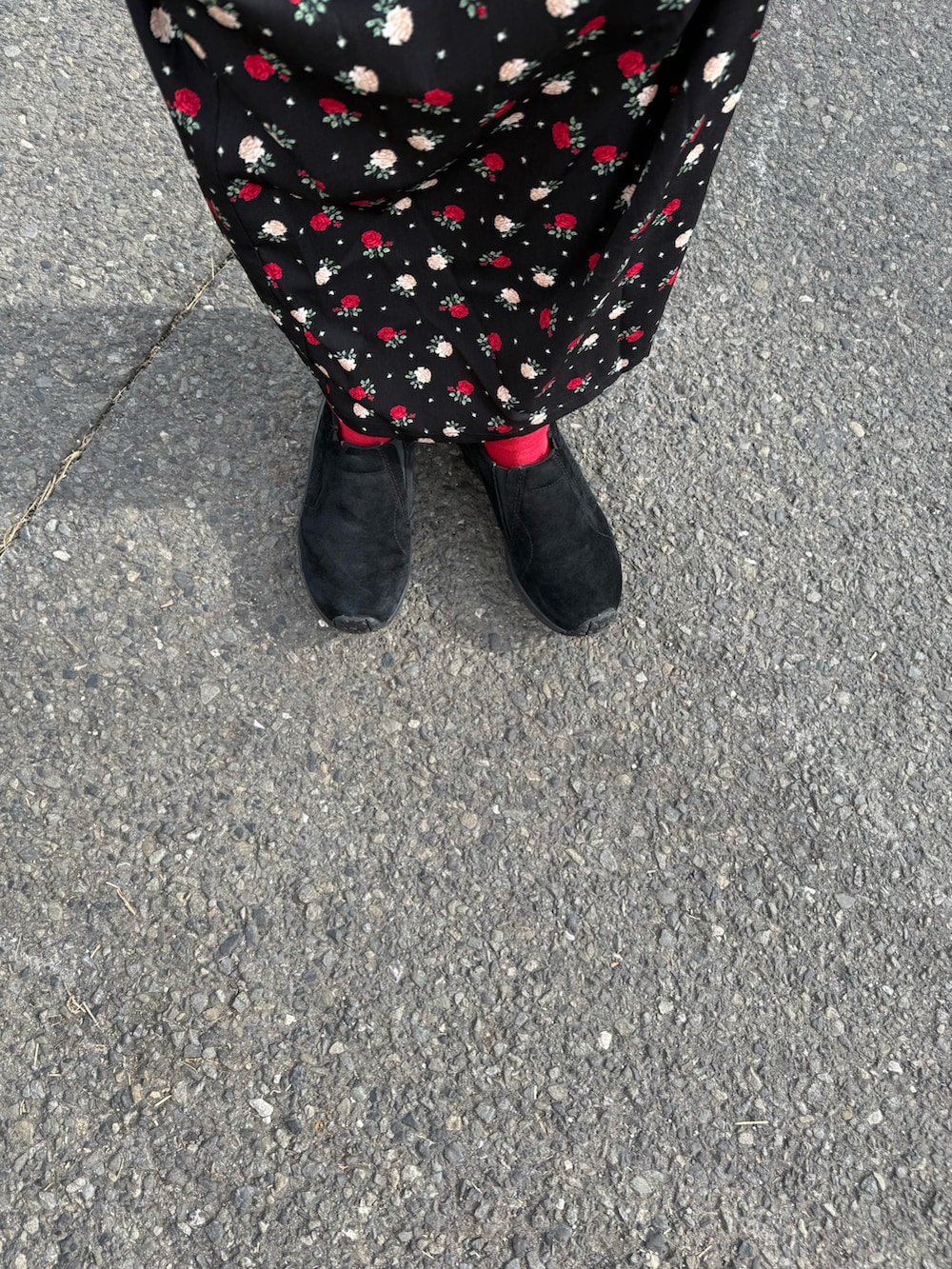 ブラック系のスカート、ブルー系のスウェット、ブラック系のダウンジャケット/コートを着用したレディースの冬コーディネートの4枚目の写真