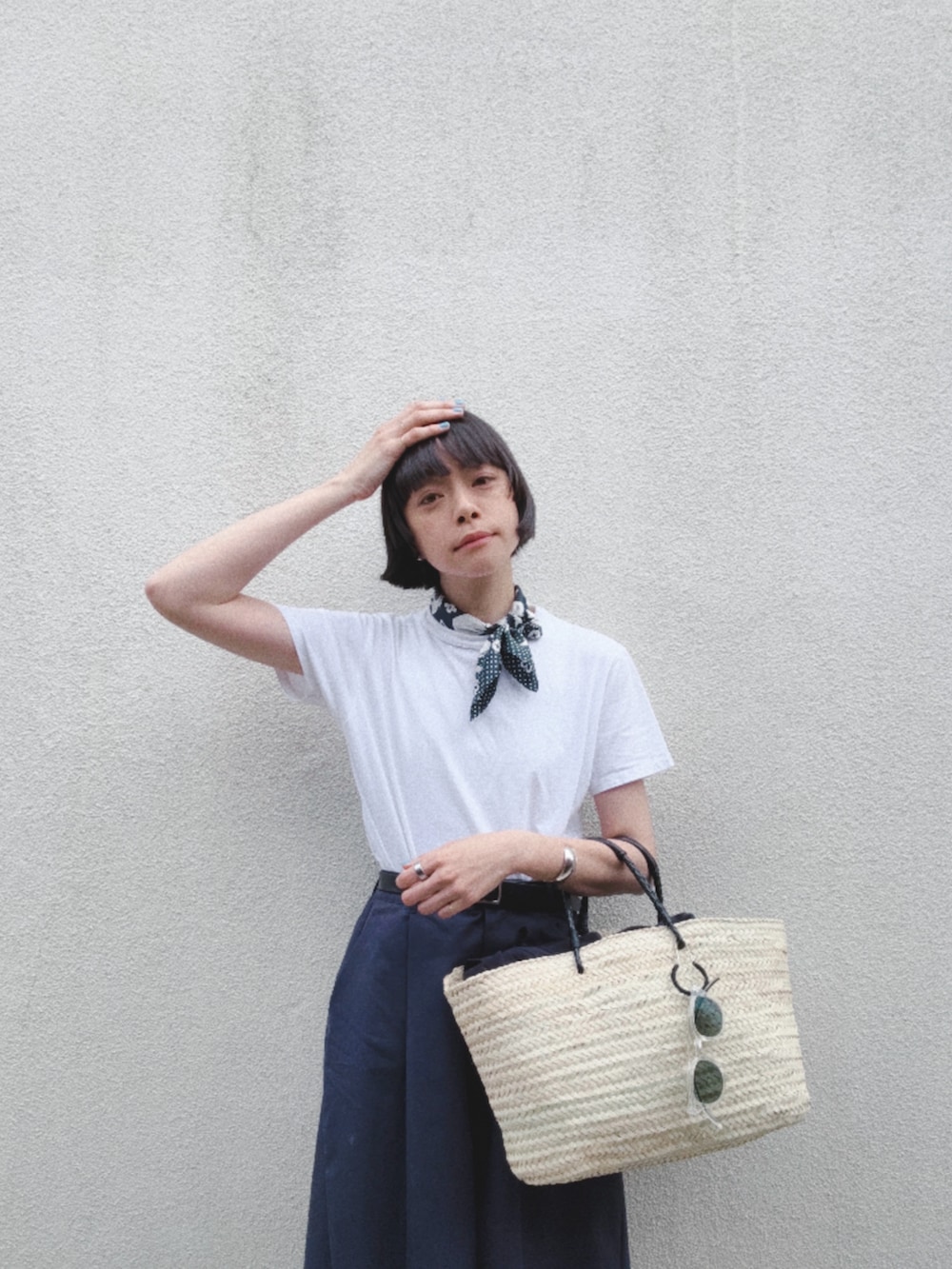 ブラック系のサンダル、ブルー系のその他パンツ、ホワイト系のTシャツ/カットソーを着用したレディースの夏コーディネートの2枚目の写真