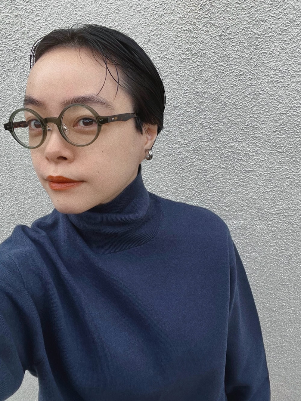 ブルー系のニット/セーター、ブルー系のパンツ、ブルー系のスニーカーを着用したレディースの秋コーディネートの2枚目の写真