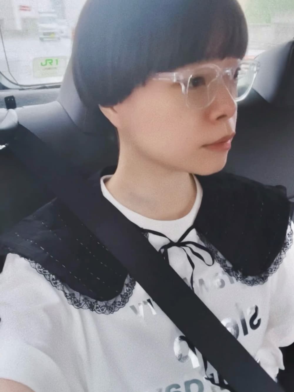 ブルー系のデニムパンツ、ブラック系のシューズ、ブルー系のソックス/靴下を着用したレディースの夏コーディネートの3枚目の写真