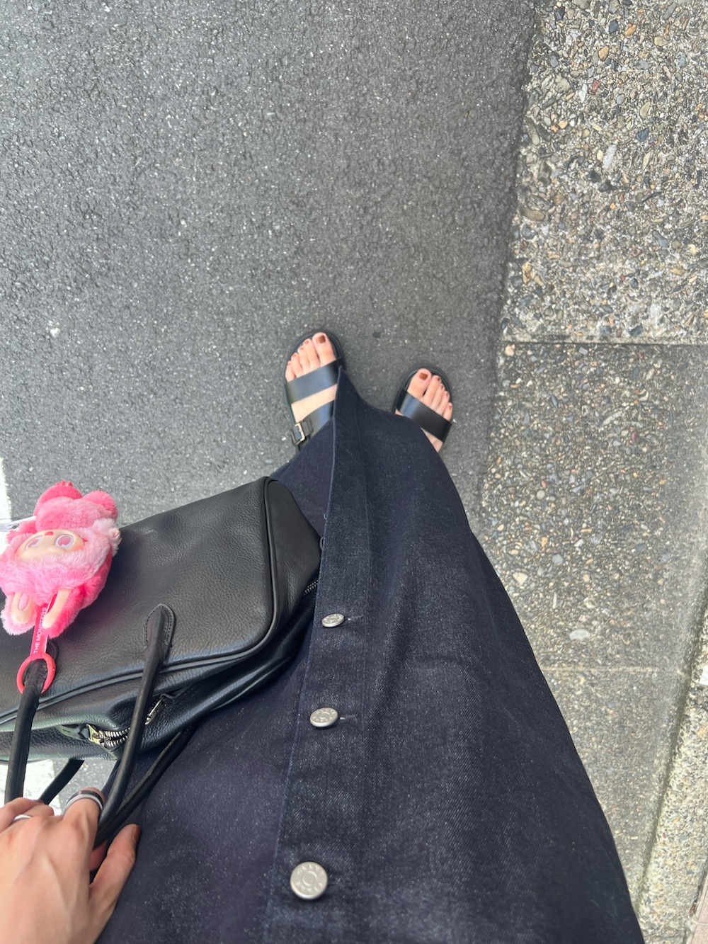 ブラック系のサンダル、ブルー系のワンピース、ブラック系のバッグを着用したレディースの夏コーディネートの5枚目の写真