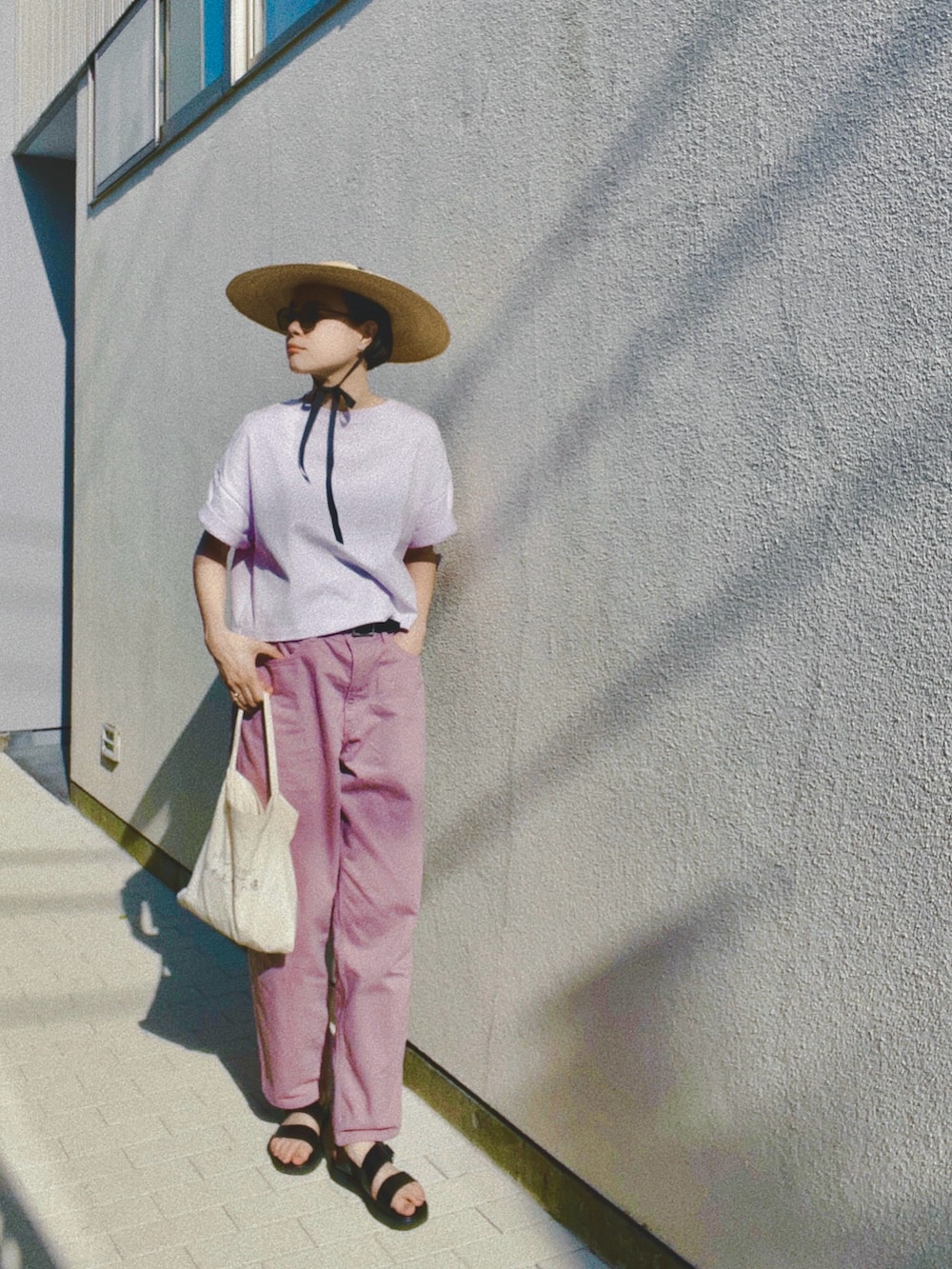 その他のTシャツ/カットソー、パープル系のパンツ、ブラック系のサンダルを着用したレディースの春コーディネートの2枚目の写真