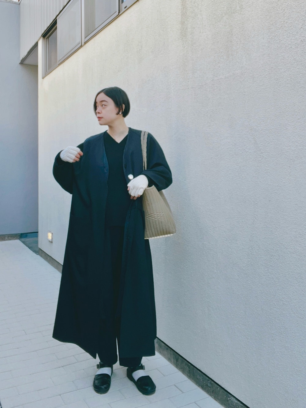 「大人コーデ、Vネックニット、ワントーンコーデ、ネイビー、手袋、シンプル、シンプルコーデ、Cacco、ロングコート、パンツスタイル、ナチュラル、ママコーデ、シンプルスタイル、ママファッション、パンツコーデ」｜「Steven Alanの＜Palorosa＞BASKET BAG MEDIUM/バッグ（かごバッグ、ベージュ系）」を使った、Kanocoさん（レディース・170cm）の冬コーディネートの2枚目の写真