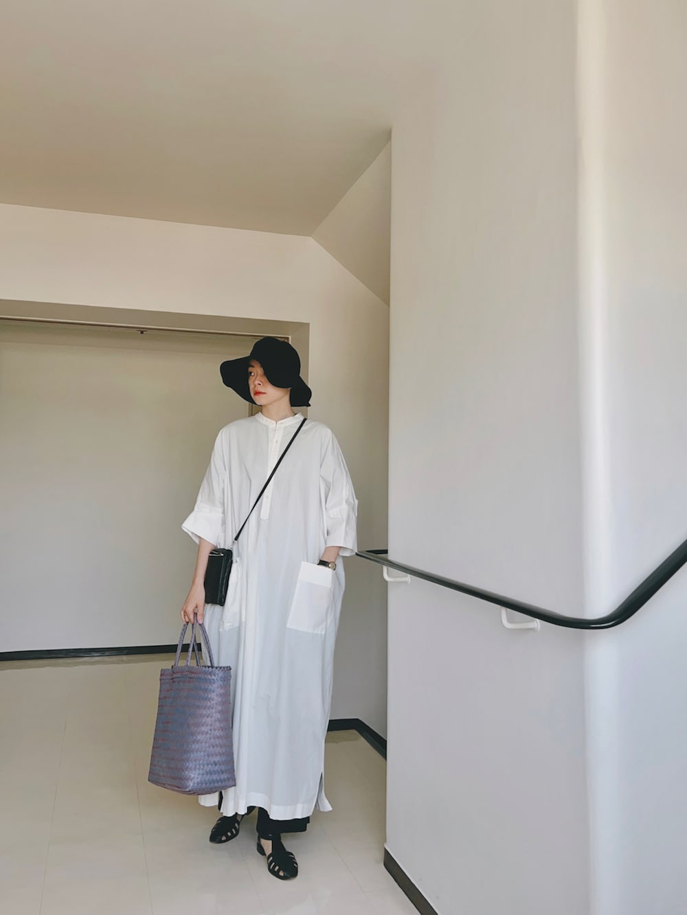 ブラック系のバッグ、ホワイト系のワンピース/ドレス、ブラック系のその他パンツを着用したレディースの春コーディネートの2枚目の写真