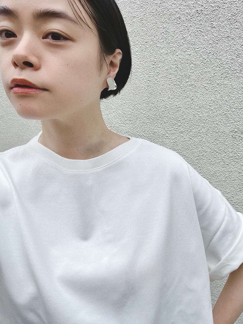 「Cacco、モノトーン、モノトーンコーデ、シンプル、シンプルコーデ、ショート丈、白Tシャツ、パンツスタイル、夏、黒パンツ、サンダル、ママファッション、ママコーデ」｜「Caccoのアイテム（Tシャツ/カットソー、その他）」を使った、Kanocoさん（レディース・170cm）の夏コーディネートの4枚目の写真