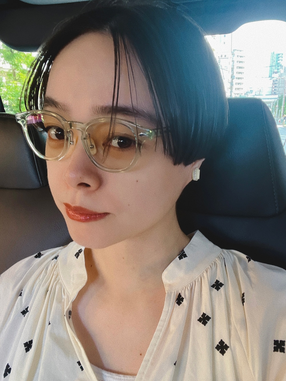 ホワイト系のワンピース、ベージュ系のバッグ、ホワイト系のブーツを着用したレディースの秋コーディネートの2枚目の写真