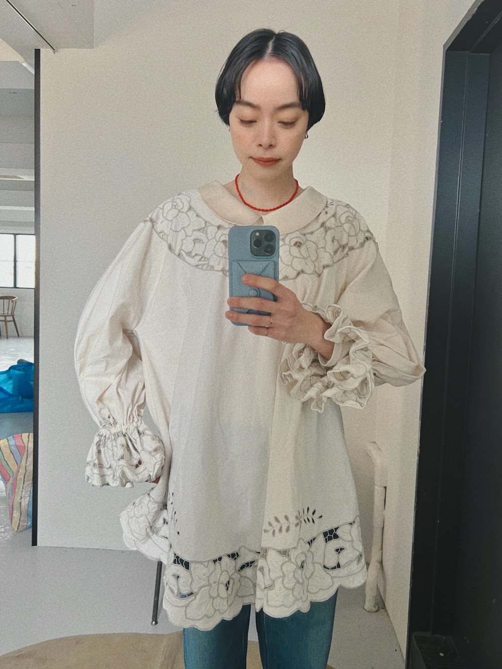 ブルー系のデニムパンツ、ベージュ系のローファー、ホワイト系のシャツ/ブラウスを着用したレディースの春コーディネートの2枚目の写真