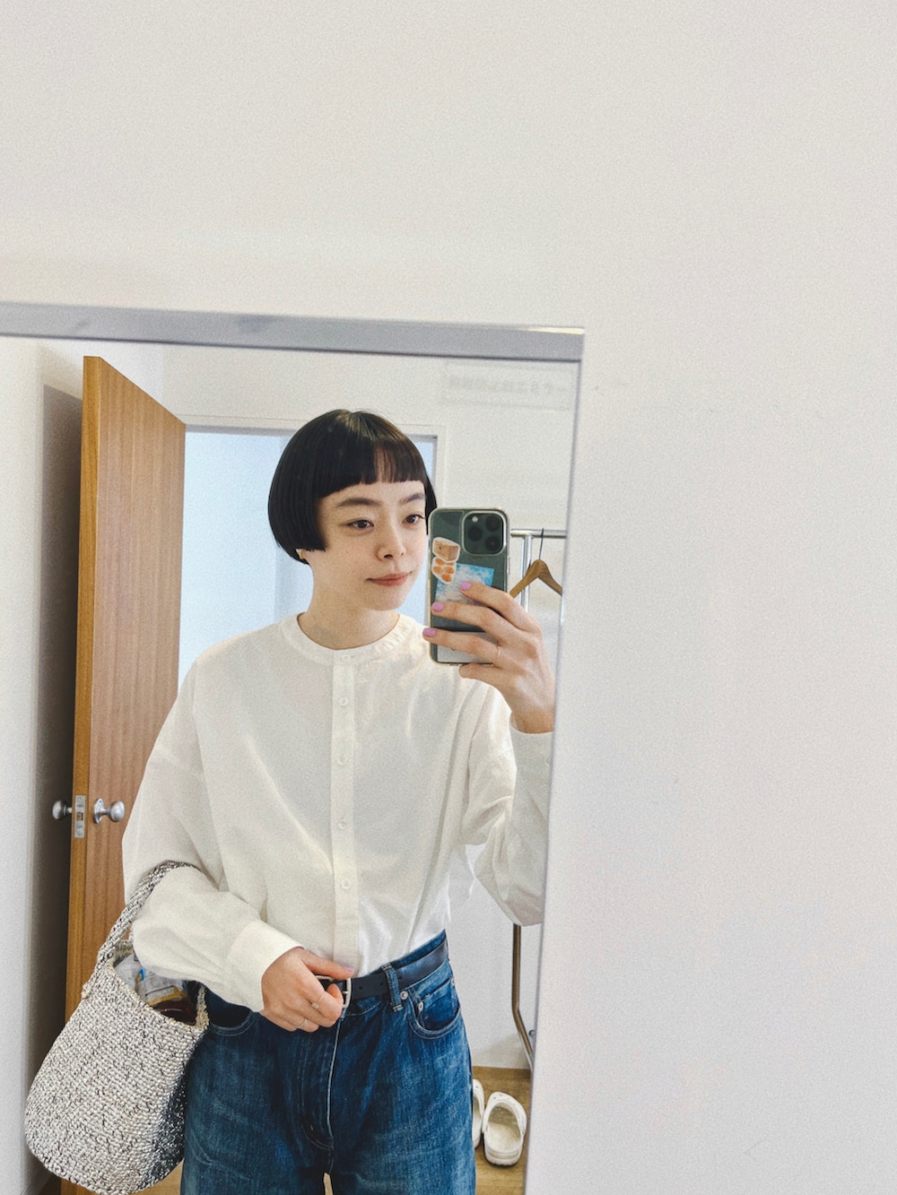 ホワイト系のシャツ/ブラウス、ブルー系のデニムパンツを着用したレディースの春コーディネートの2枚目の写真