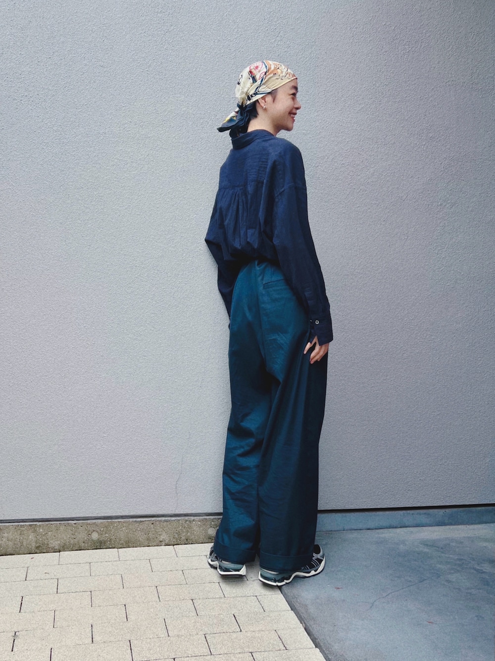 ブルー系のシャツ/ブラウス、ブルー系のスラックス、ブラック系のスニーカーを着用したレディースの秋コーディネートの3枚目の写真