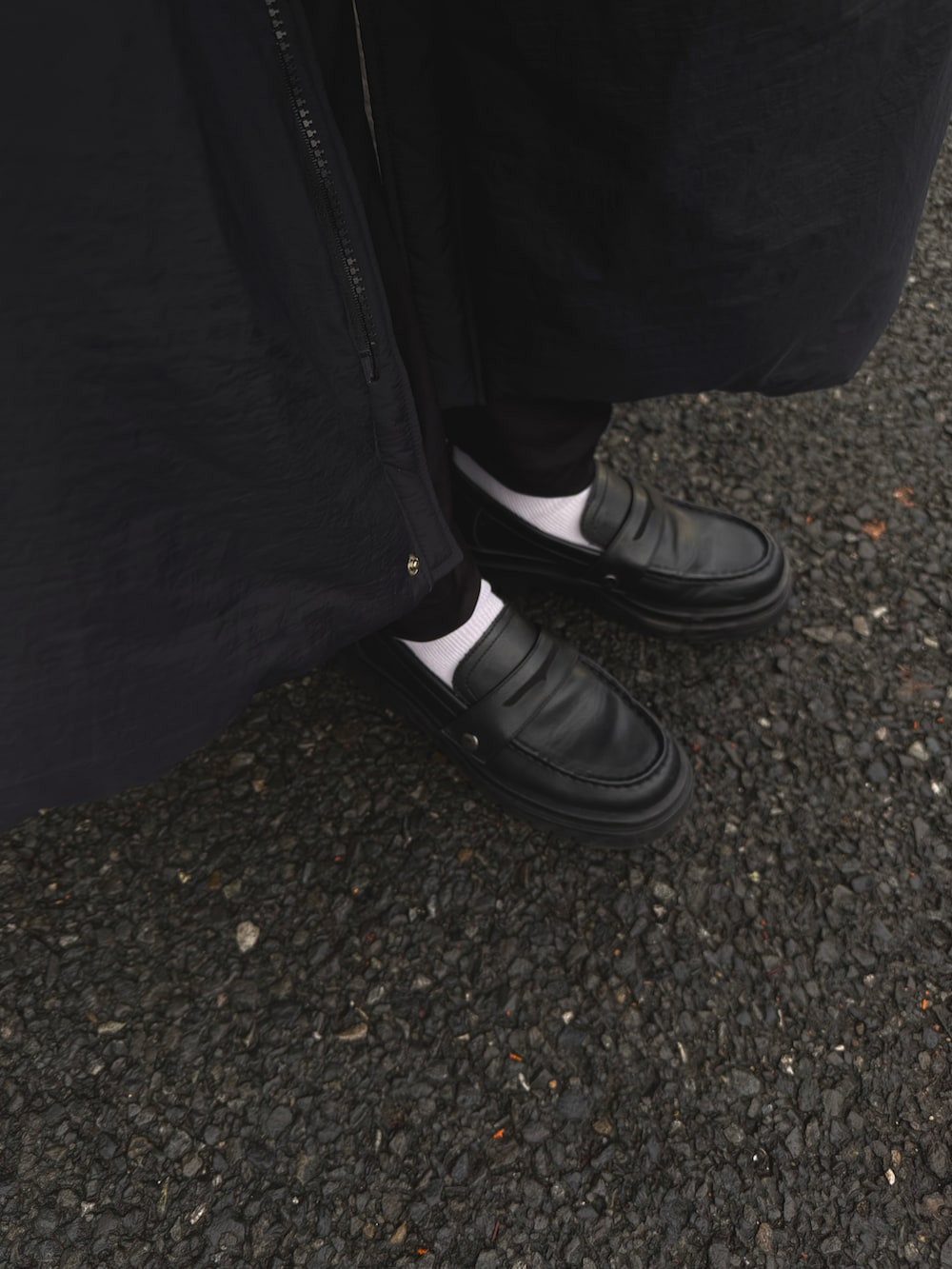 レッド系のカーディガン/ボレロ、ホワイト系のTシャツ/カットソー、ブラック系のバッグを着用したレディースの冬コーディネートの4枚目の写真