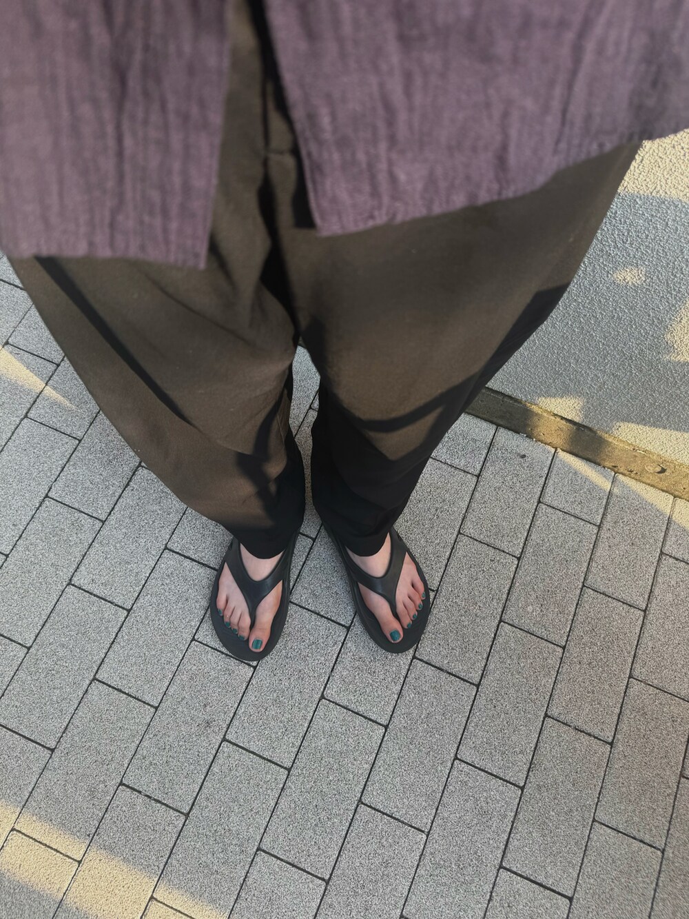 ブルー系のシャツ/ブラウス、ブラック系のその他パンツ、ブラック系のサンダルを着用したレディースの夏コーディネートの3枚目の写真
