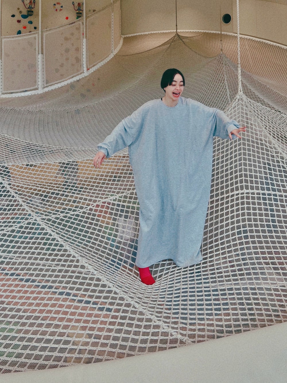 グレー系のワンピース、ピンク系のソックス/靴下を着用したレディースの春コーディネートの2枚目の写真