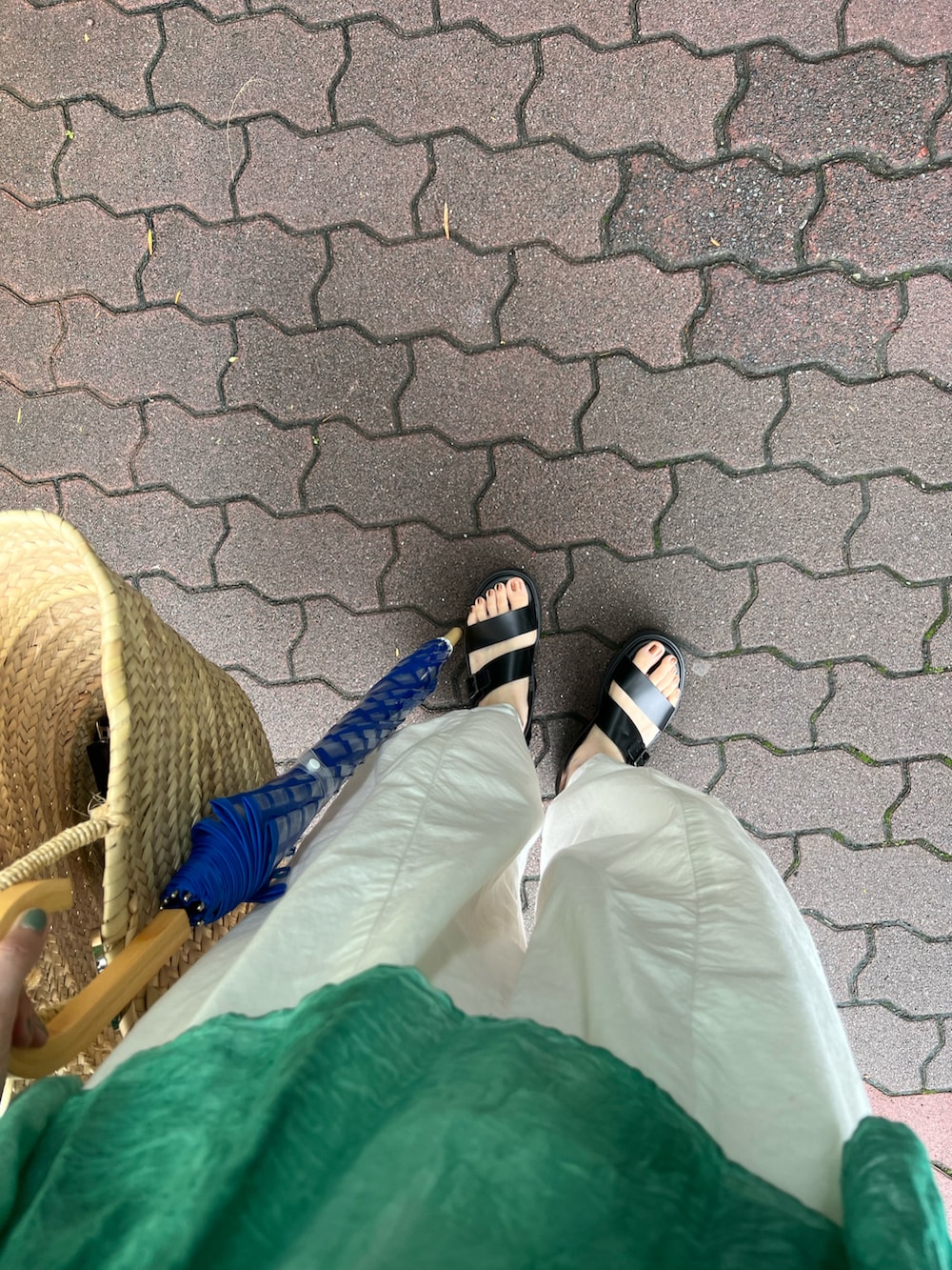 グリーン系のシャツ/ブラウス、ブラック系のサンダル、その他のイヤリングを着用したレディースの夏コーディネートの2枚目の写真