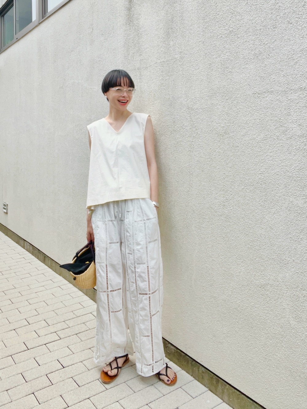 「ノースリーブ、レース、レースパンツ、オールホワイト、ワントーン、モノトーン、かごバッグ、サンダル、シンプルコーデ、シンプル、夏服コーデ、オトナカジュアル、オトナ女子、Curensology、ママコーデ」｜「Bshopのeunoia | スリーブレスVネックプルオーバー WOMEN（シャツ/ブラウス、ホワイト系）」を使った、Kanocoさん（レディース・170cm）の夏コーディネートの2枚目の写真