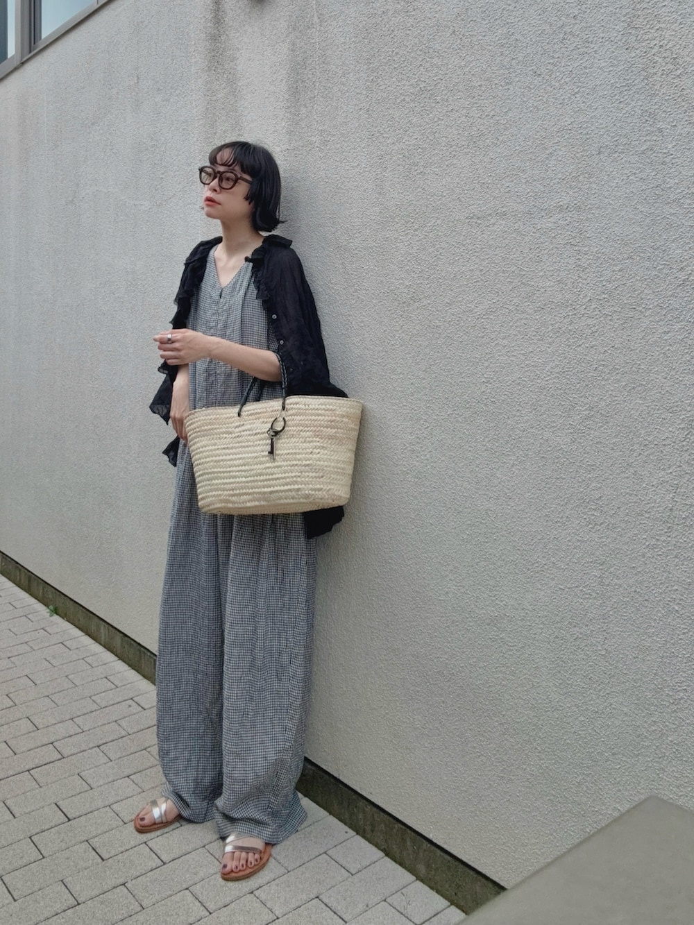 ベージュ系のかごバッグ、ブラック系のシャツ/ブラウス、その他のサロペット/オーバーオールを着用したレディースの夏コーディネートの2枚目の写真