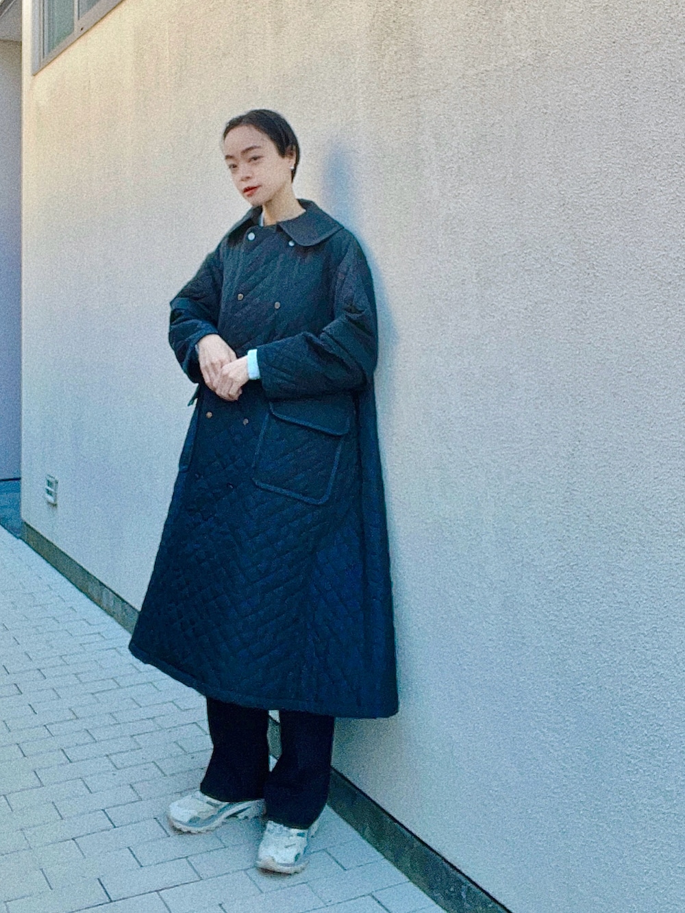 ブルー系のスウェット、ブラック系のジャケット/アウター、ブラック系のスラックスを着用したレディースの冬コーディネートの3枚目の写真