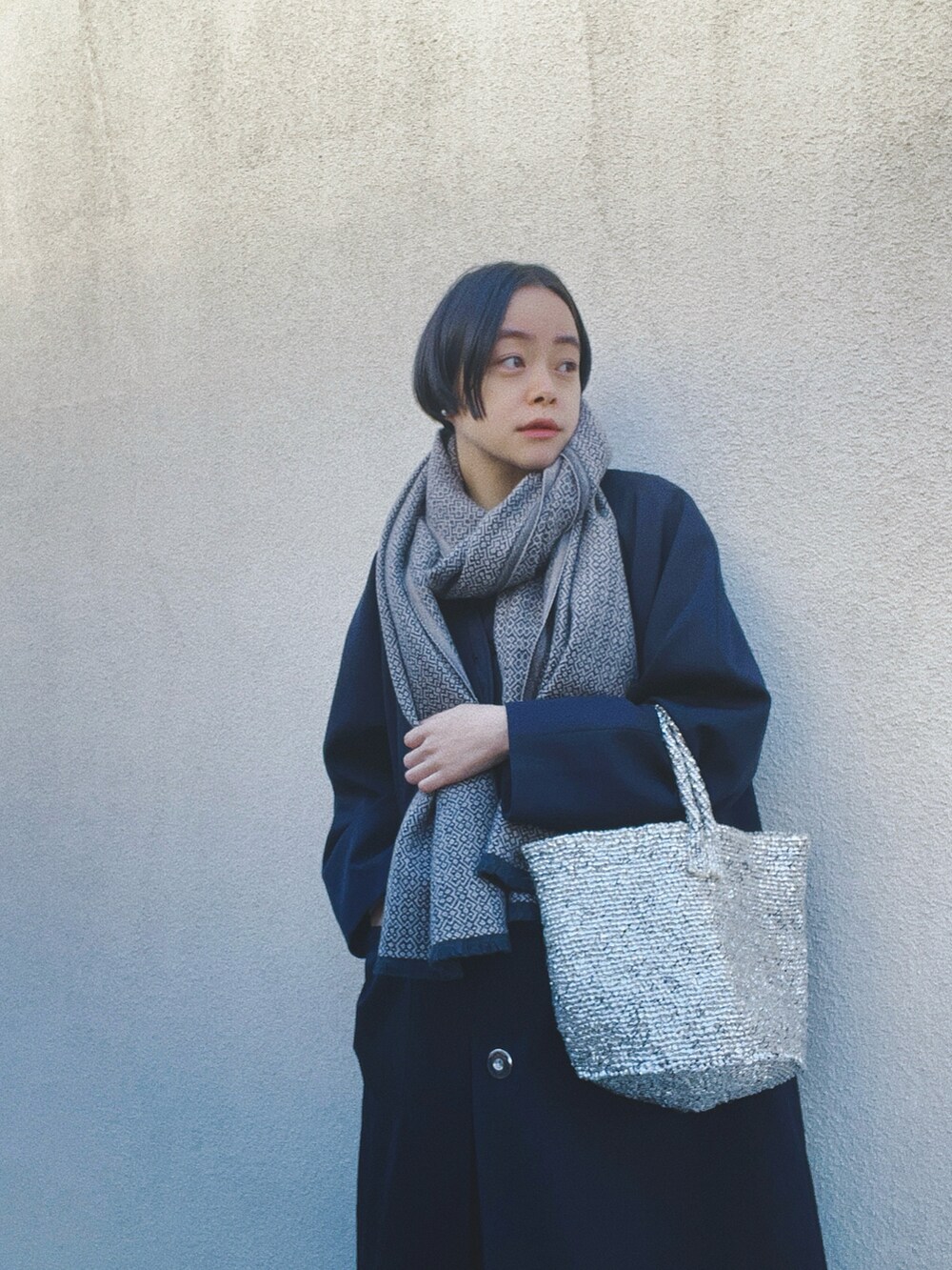 ブルー系のスウェット、ブルー系のジャケット/アウター、ブルー系のパンツを着用したレディースの冬コーディネートの2枚目の写真