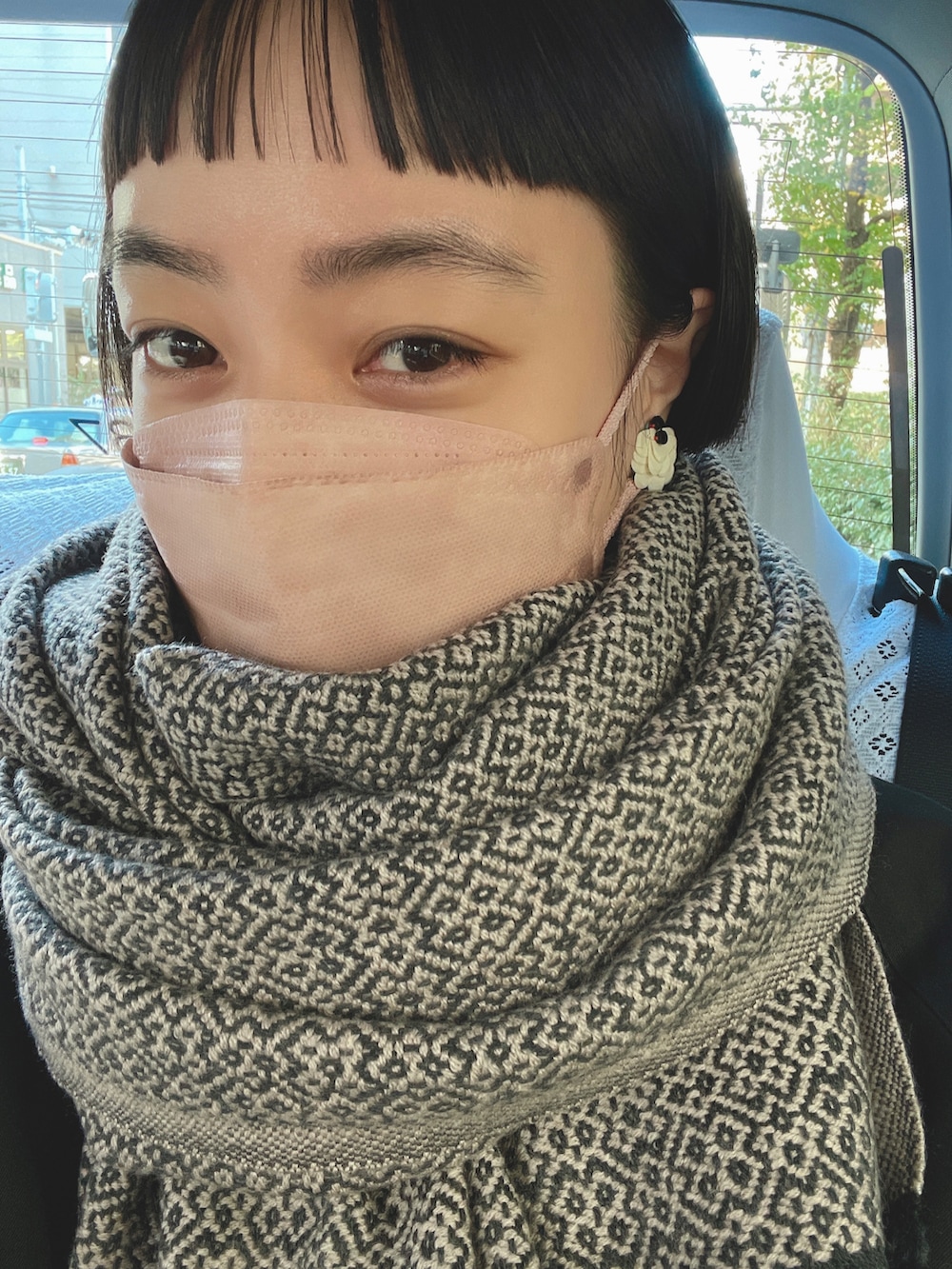 ブラック系のショルダーバッグ、ブラック系のバレエシューズ、ブラック系のストール/ショールを着用したレディースの秋コーディネートの3枚目の写真