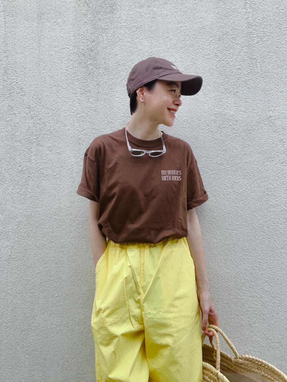 イエロー系のその他パンツ、ブラック系のサンダル、ベージュ系のかごバッグを着用したレディースの夏コーディネートの2枚目の写真
