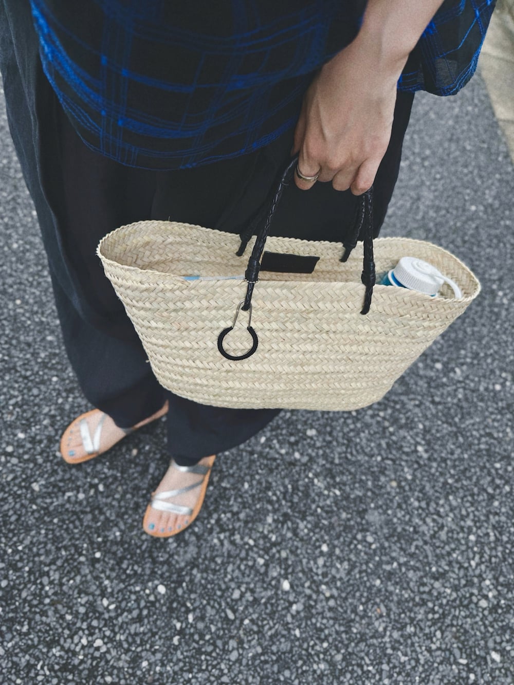 シルバー系のサンダル、ブラック系のパンツ、ブラック系のシャツ/ブラウスを着用したレディースの夏コーディネートの2枚目の写真