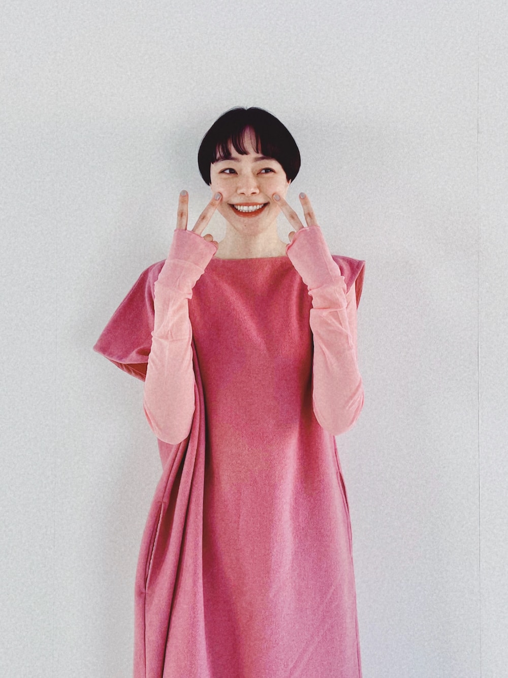 「ピンク、ピンクコーデ、シースルートップス、シースルー、シンプル、シンプルコーデ、ナチュラル、オトナ女子、大人ガーリー、マキシ丈ワンピース、ワンピース、ママコーデ、ママファッション」｜「WANDMEEのアイテム（ワンピース/ドレス、ピンク系）」を使った、Kanocoさん（レディース・170cm）の冬コーディネートの3枚目の写真