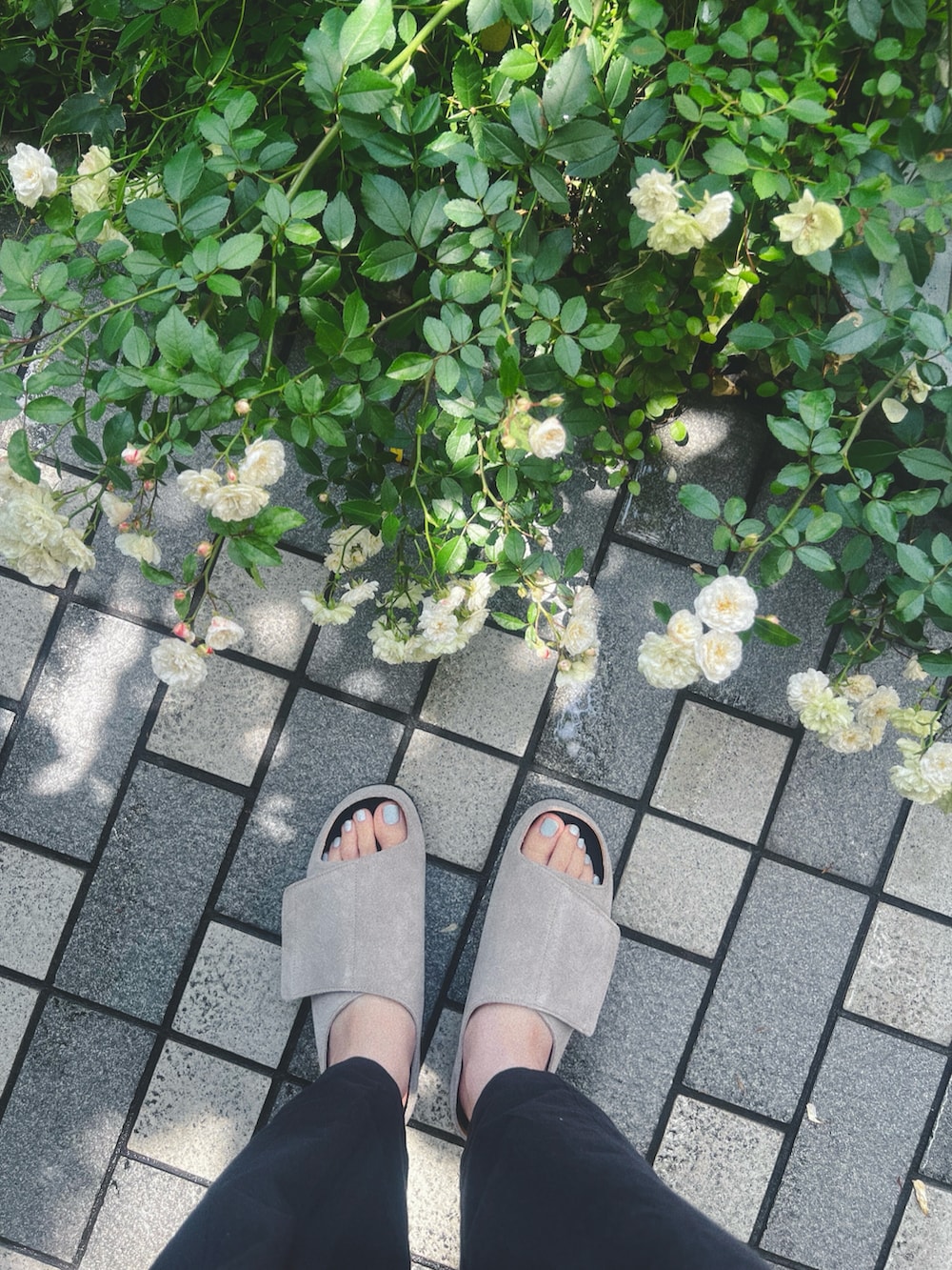 ベージュ系のサンダル、その他のシャツ/ブラウス、ブラック系のその他パンツを着用したレディースの春コーディネートの3枚目の写真