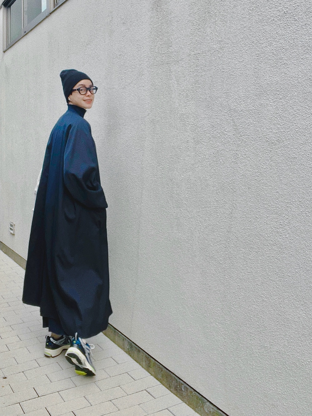 ブルー系のワンピース、ブルー系のジャケット/アウター、ブルー系のスニーカーを着用したレディースの秋コーディネートの2枚目の写真