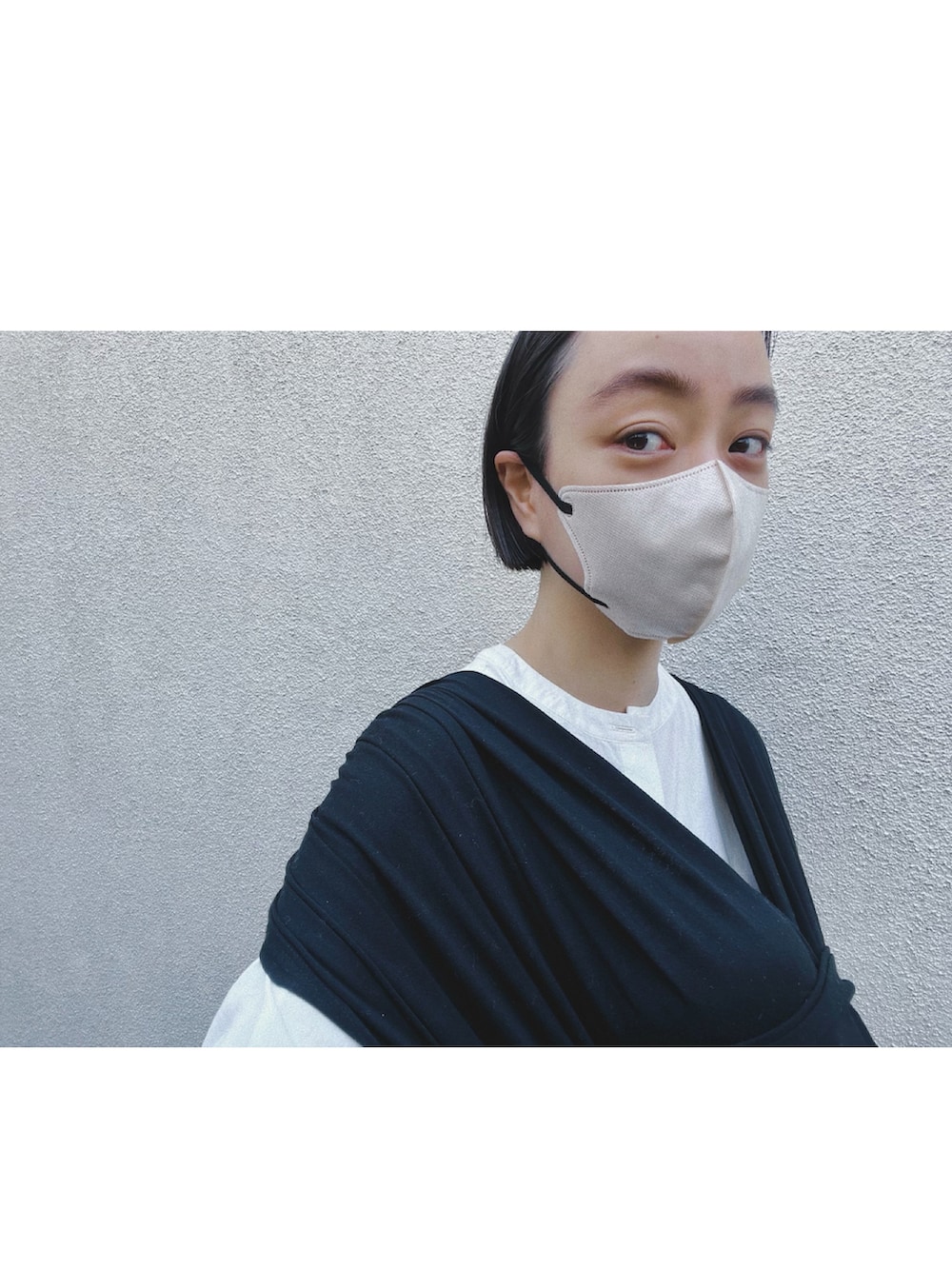 ホワイト系のシャツ/ブラウス、ブラック系のその他パンツ、シルバー系のシューズを着用したレディースの春コーディネートの3枚目の写真