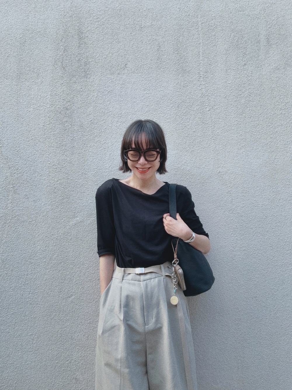 ブラック系のTシャツ/カットソー、ブラック系のバッグ、グリーン系のその他パンツを着用したレディースの夏コーディネートの3枚目の写真